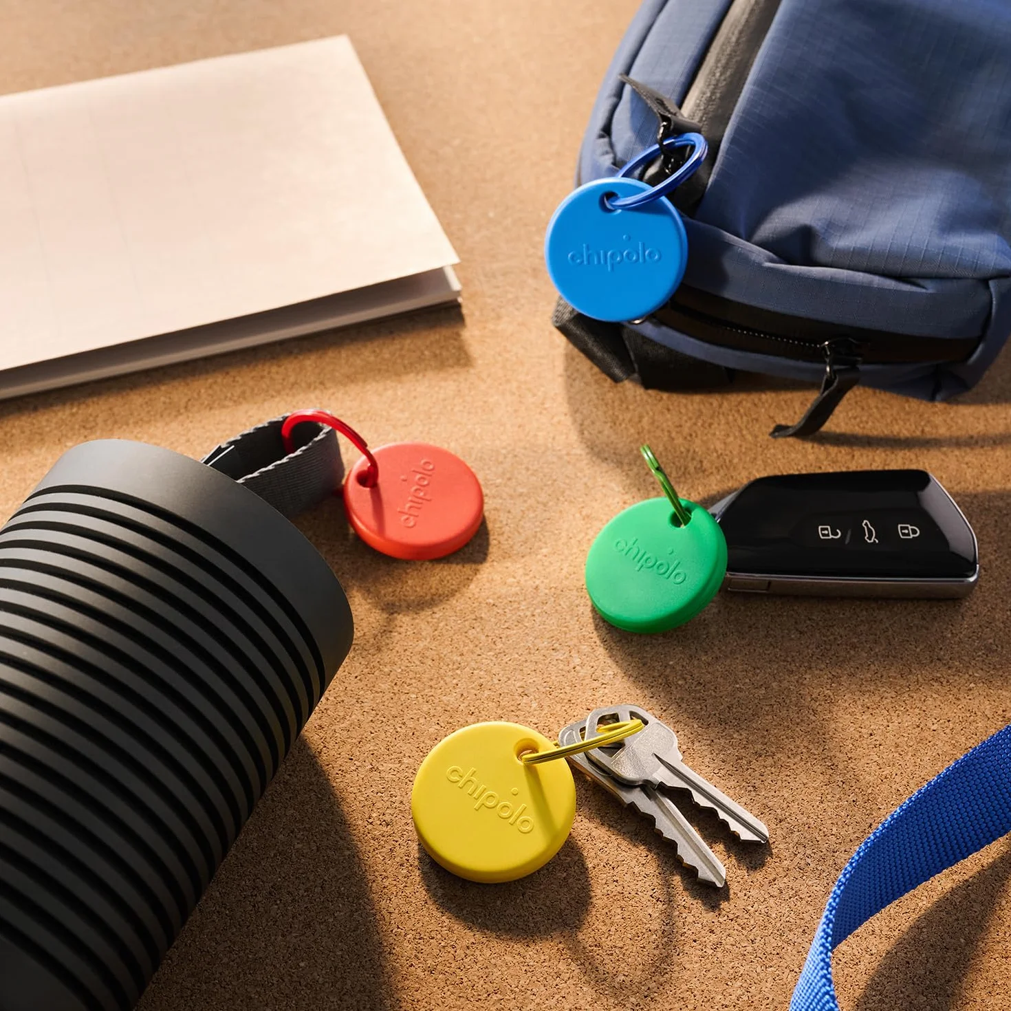 Chipolo POP Tracker Tag, głośny tracker Bluetooth z powiadomieniem o połączeniach telefonicznych i pozostawaniu poza zasięgiem, obsługa Apple Find My lub Google Find My Device (biały)