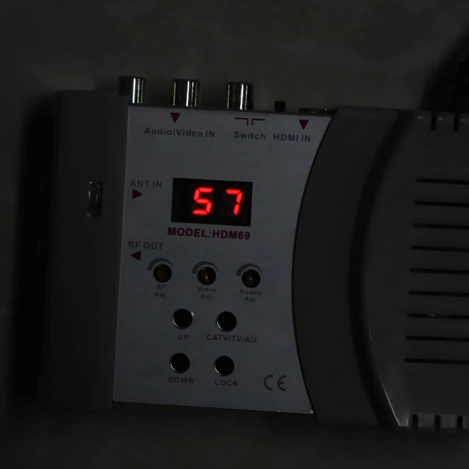 Modulator RF HDMI, Cyfrowy Konwerter AV na RF HDM69 Standardowy Przenośny Modulator VHF UHF PAL dla Regulowanego Poziomu Wyjściowego EU 100‑240 V