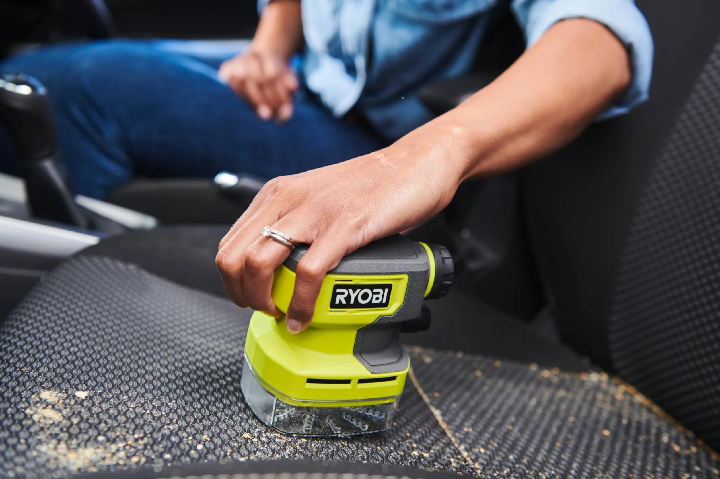 RYOBI Mini odkurzacz akumulatorowy 4 V USB RDV4-0, przepływ powietrza 142 l/min, bez akumulatora i ładowarki