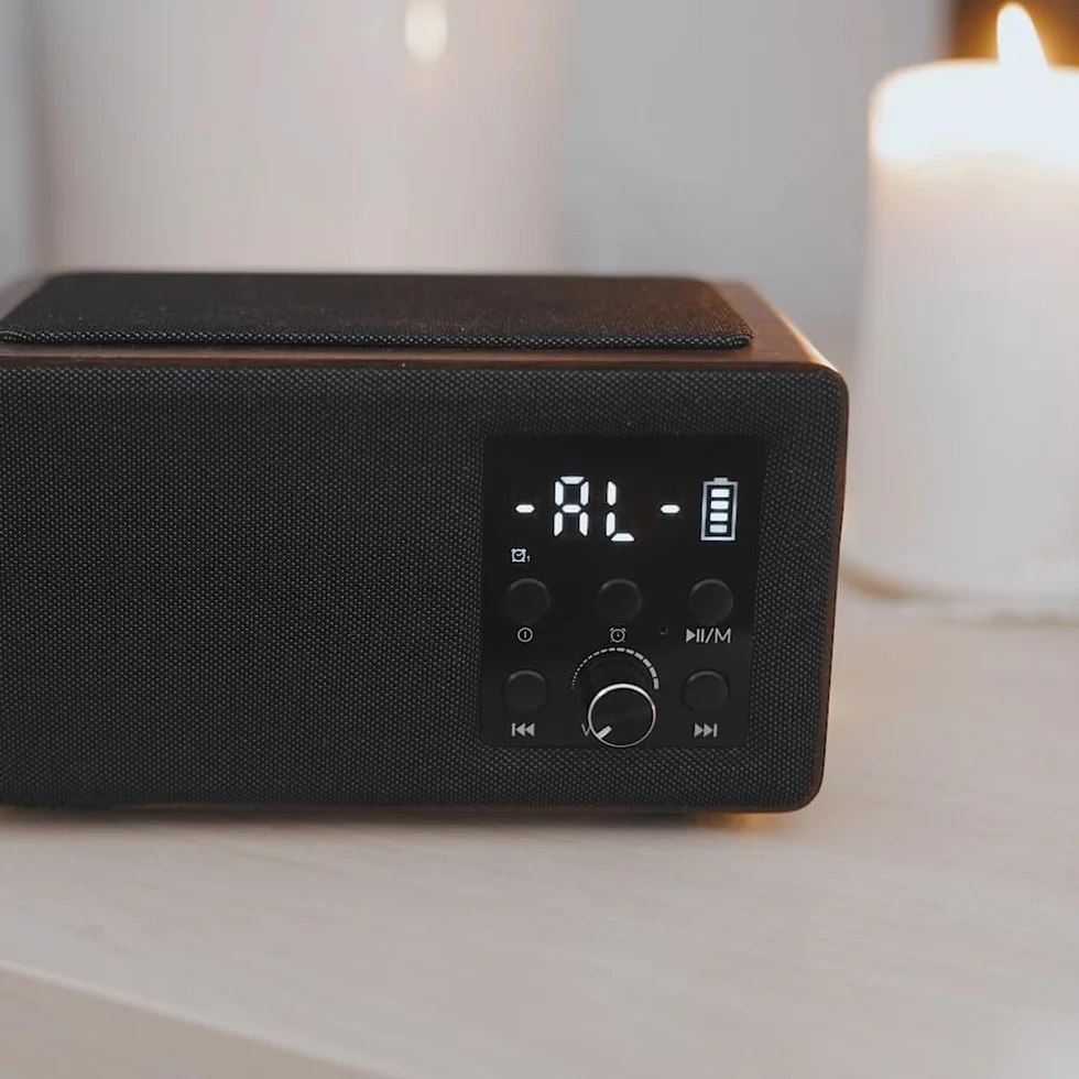 Manta Radio do zegarka w stylu vintage, cyfrowy radiobudzik z Bluetooth z funkcją ładowania, budzik, radio FM, wyświetlacz odbierania połączeń, wyświetlacz do łóżka i timera – RDI910WC