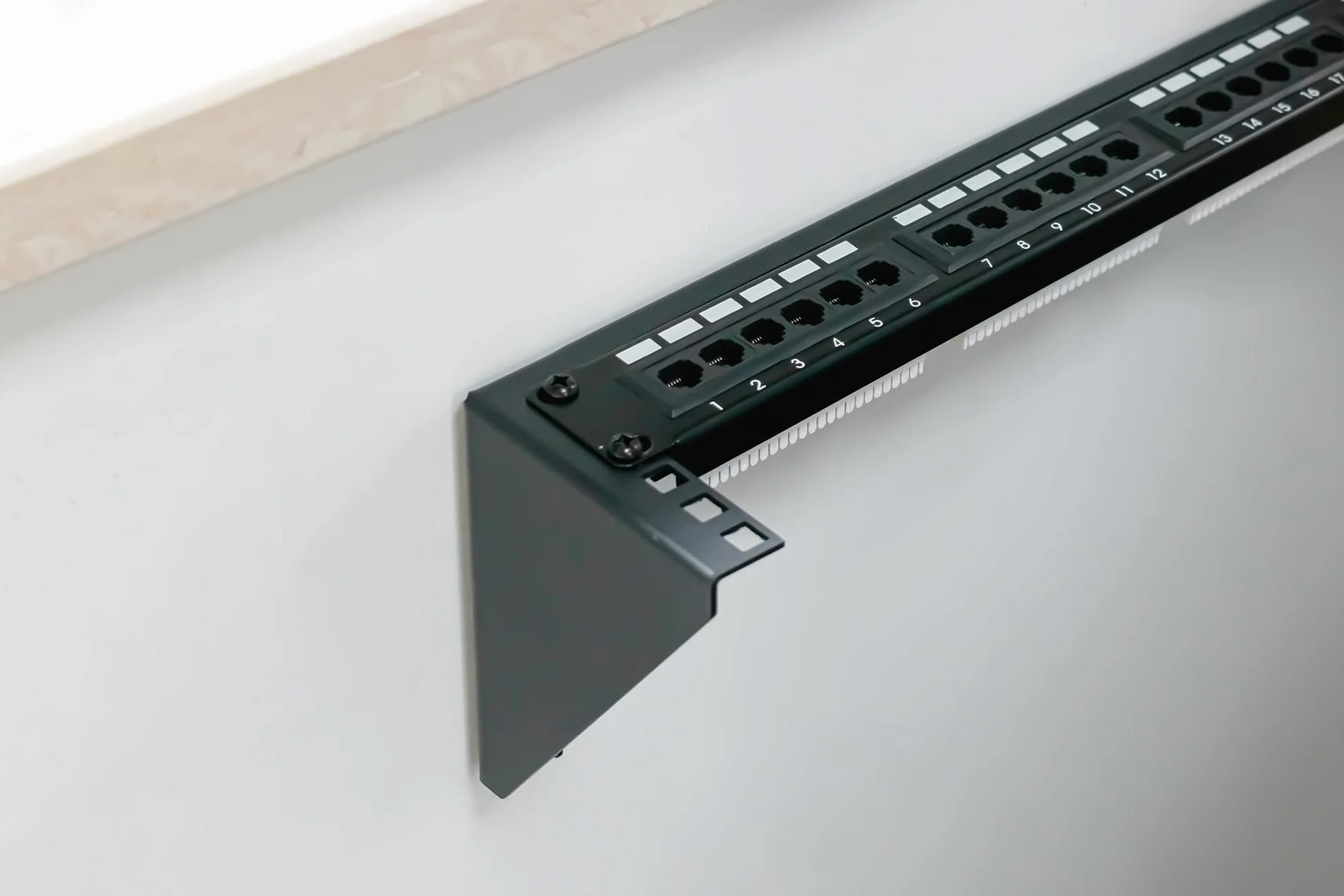 DIGITUS DN-48005 - rama 19 cali - 6U - uniwersalna rama do montażu ściennego dla urządzeń 19" - pionowa 283 x 504 x 151 mm - czarna