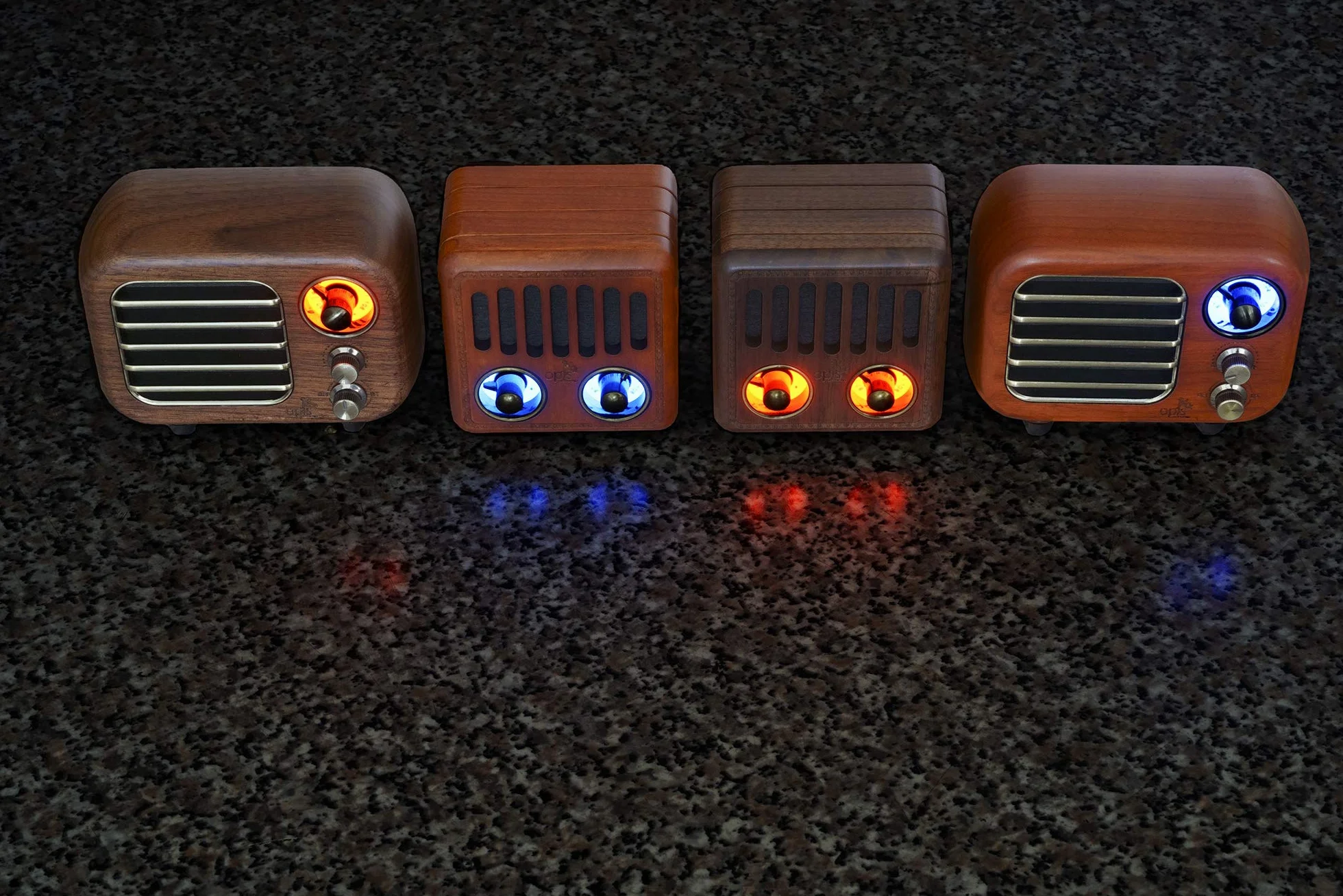 Opis Radio 2 – Mały drewniany głośnik retro bluetooth i radio UHF (orzech włoski)