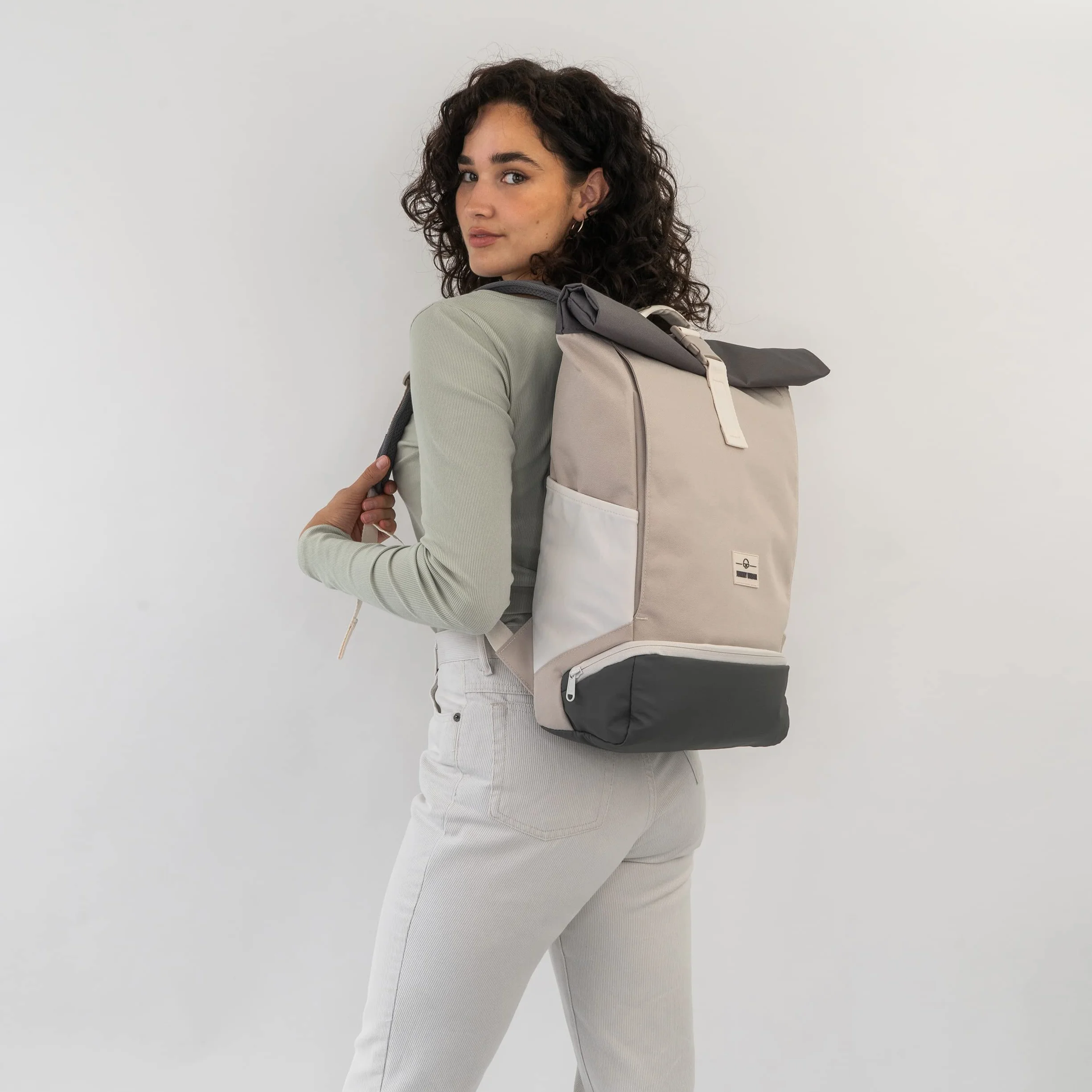 Johnny Urban Plecak Allen Medium 15 l zwijany top z kieszenią na laptopa wodoodporny piaskowy/szary