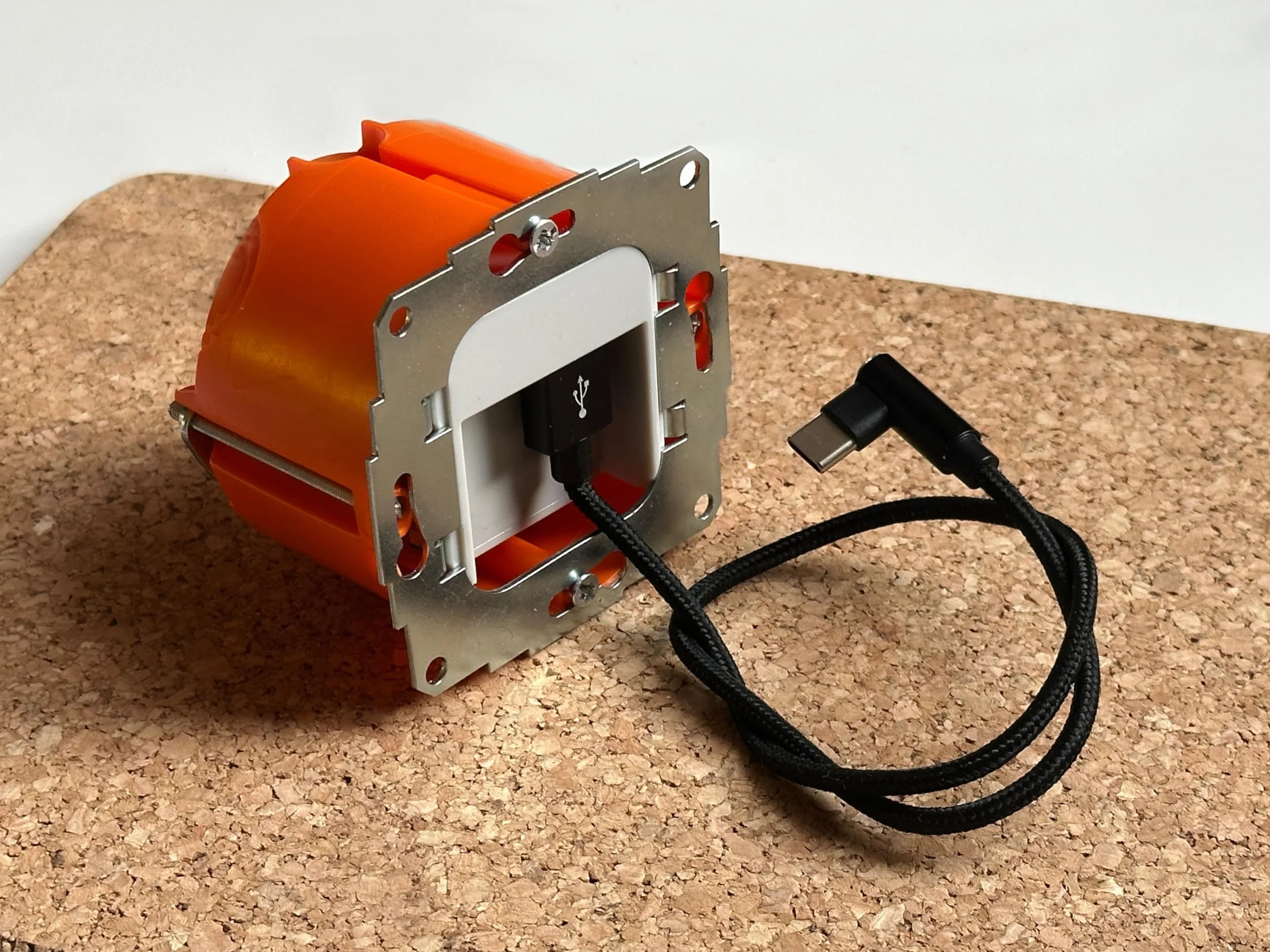 Adapter USB podtynkowy 12W do ciągłego zasilania tabletów i urządzeń USB