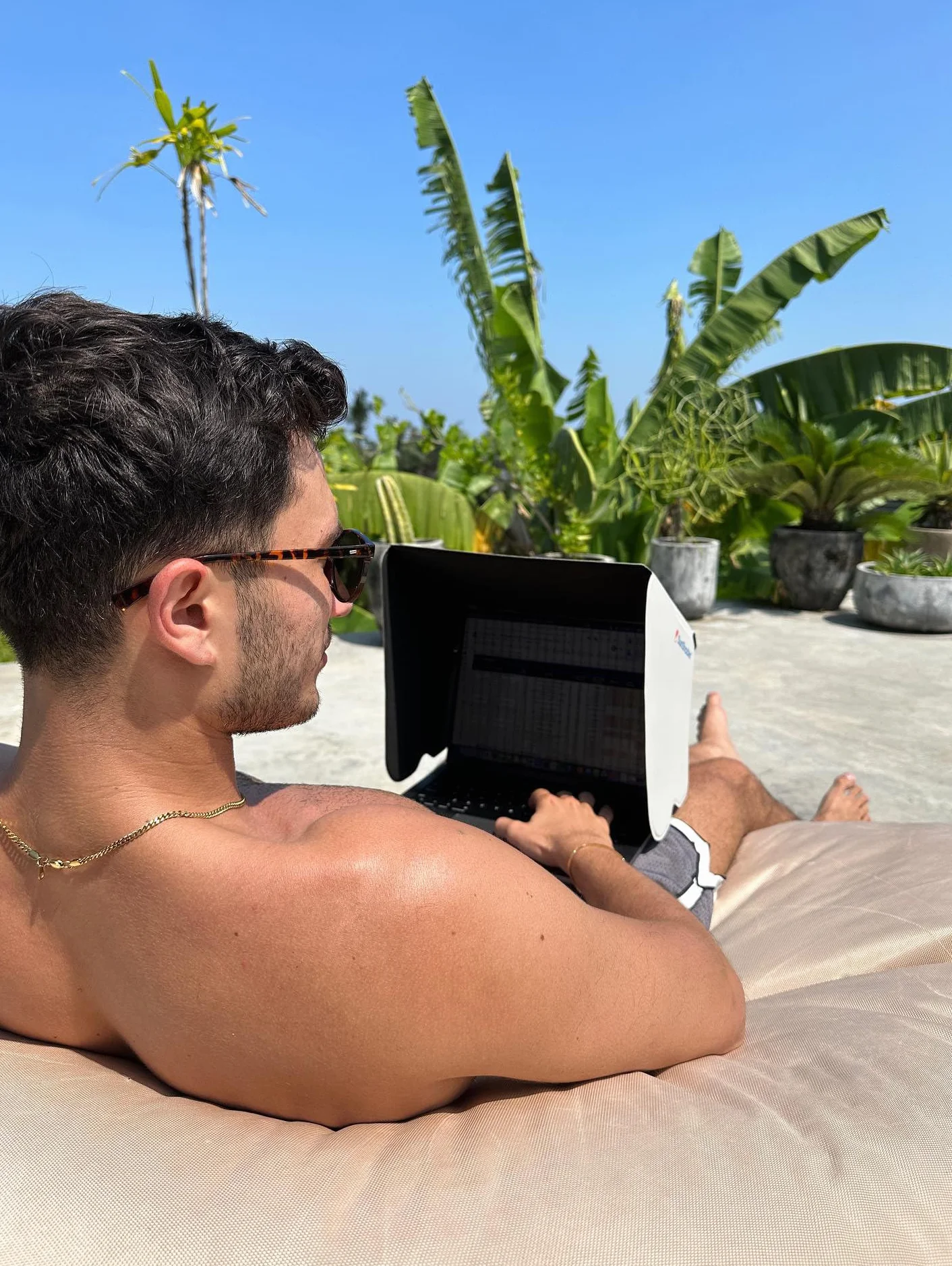SunShader Pro 5 (L, biała) osłona przeciwsłoneczna do laptopa do pracy na zewnątrz - patent 10963010