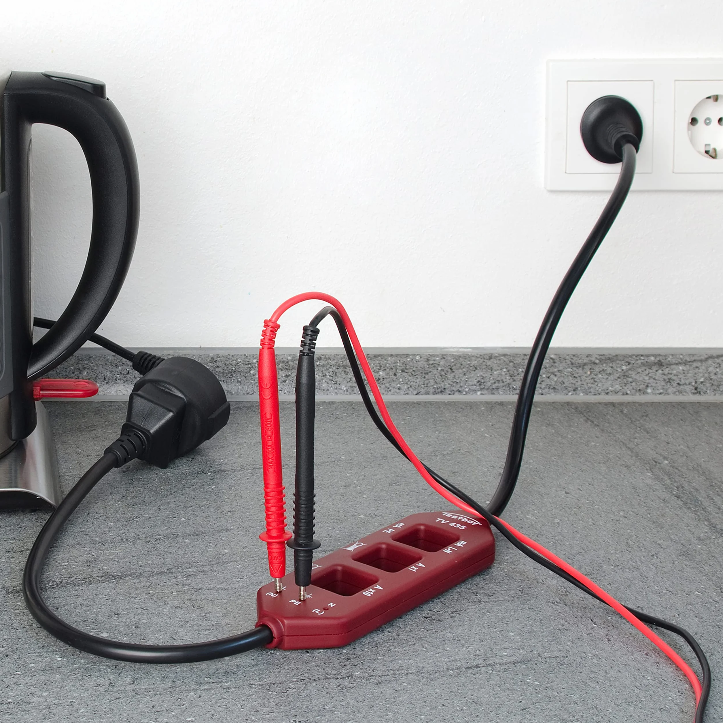 Adapter do pomiaru prądu Testboy TV 435 (rozdzielacz linii, adapter ze złączami Schuko, pomiar prądu przewodu ochronnego, zintegrowane gniazda pomiarowe), czerwony/czarny