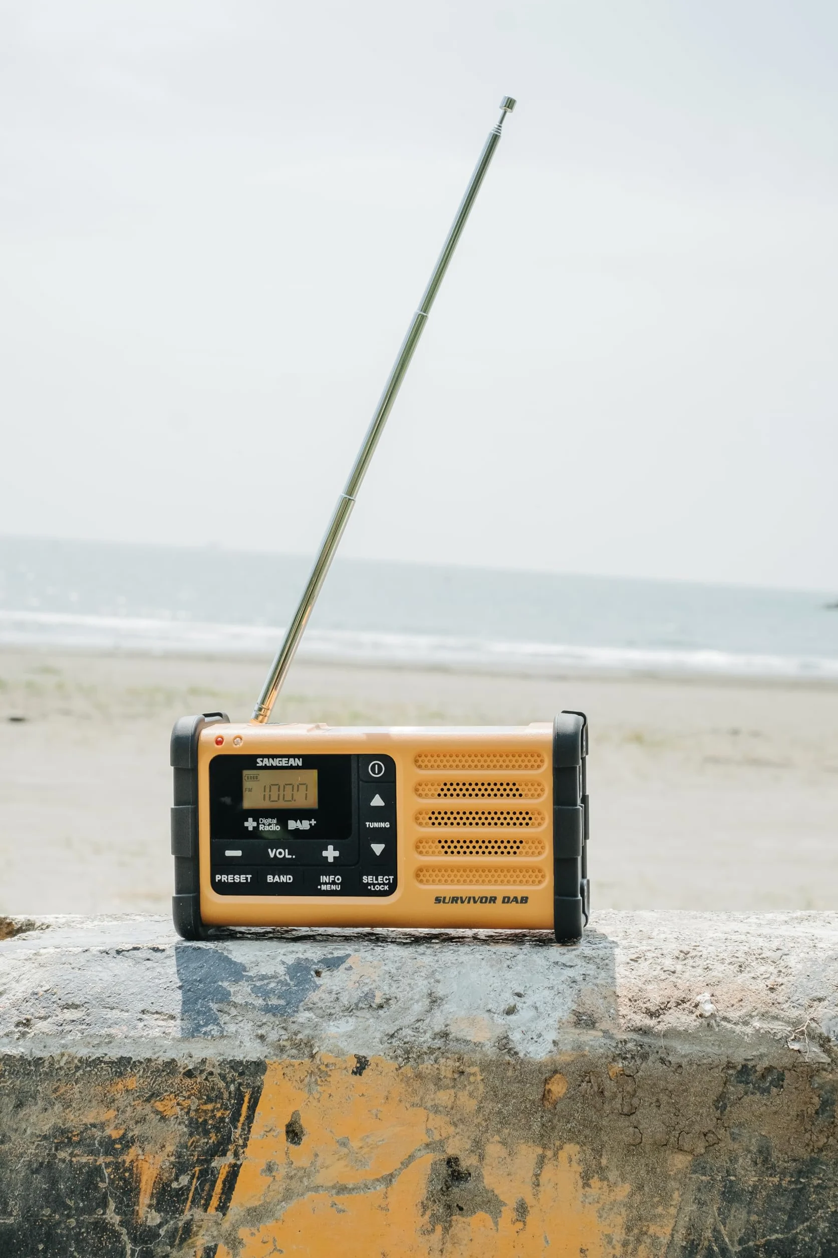 Sangean MMR-88 Survivor M8 radio przenośne radio awaryjne korbowe z latarką LED czarne żółte