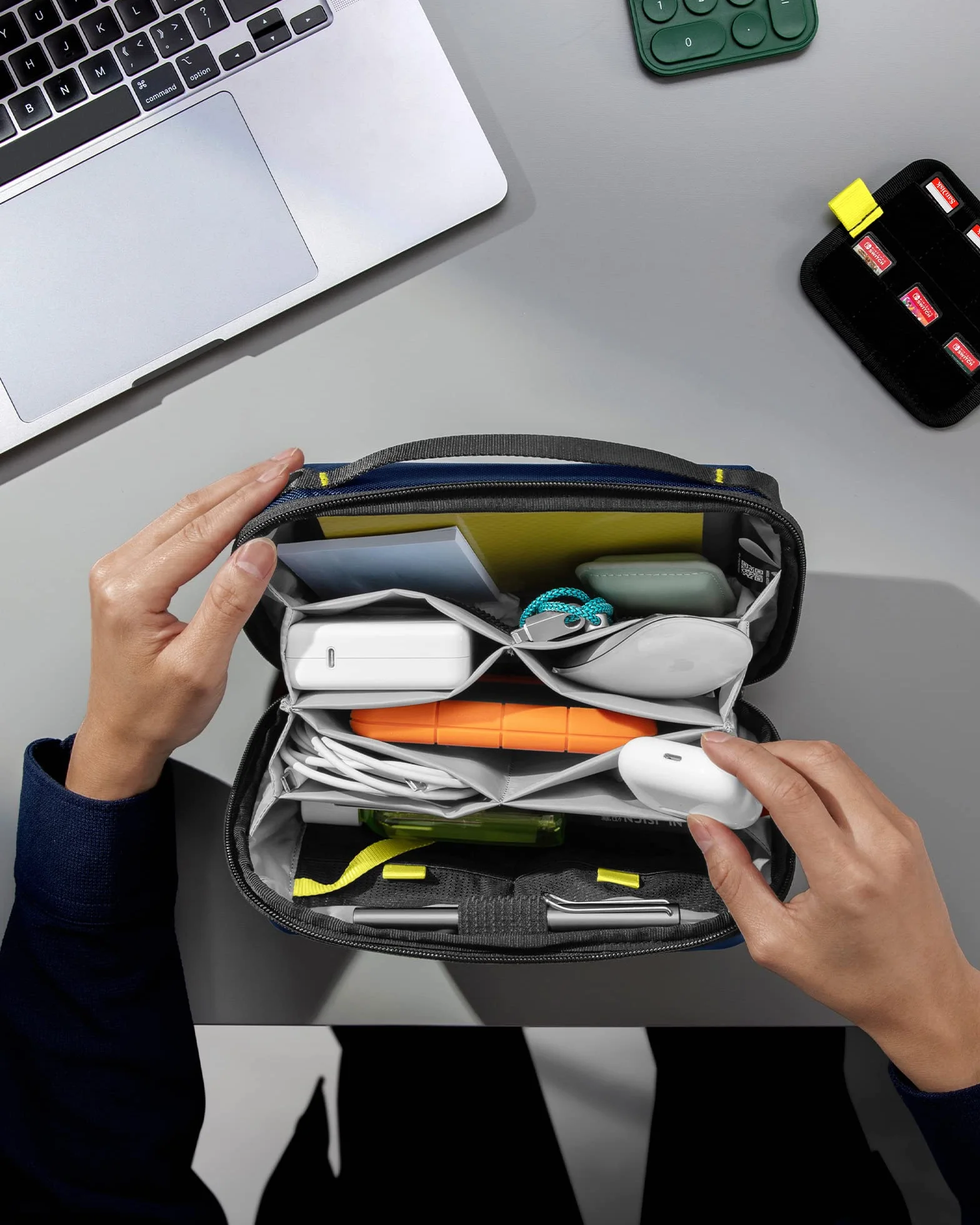 tomtoc Elektroniczny organizer na akcesoria, etui na MacBooka, ładowarkę, kable podróżne, powerbank, dysk twardy, wodoodporna torba z wyjmowanymi przegródkami na karty, na adapter USB, kartę pamięci, Ciemnoniebieski, 2.4L