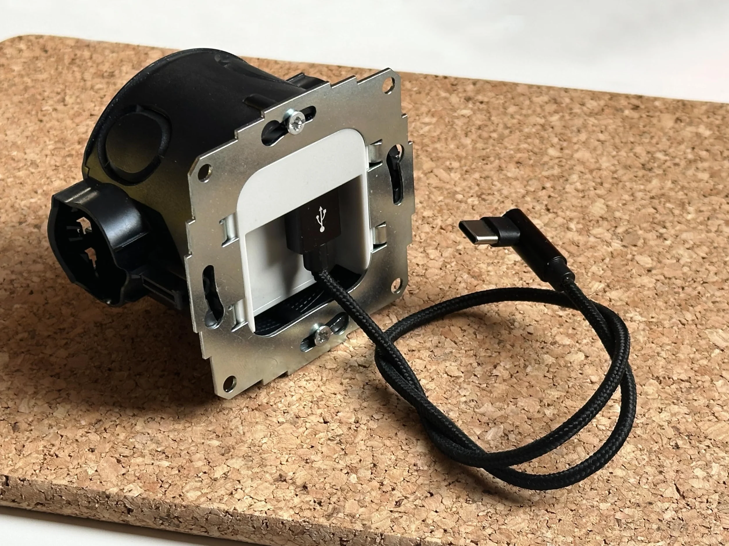Adapter USB podtynkowy 12W do ciągłego zasilania tabletów i urządzeń USB
