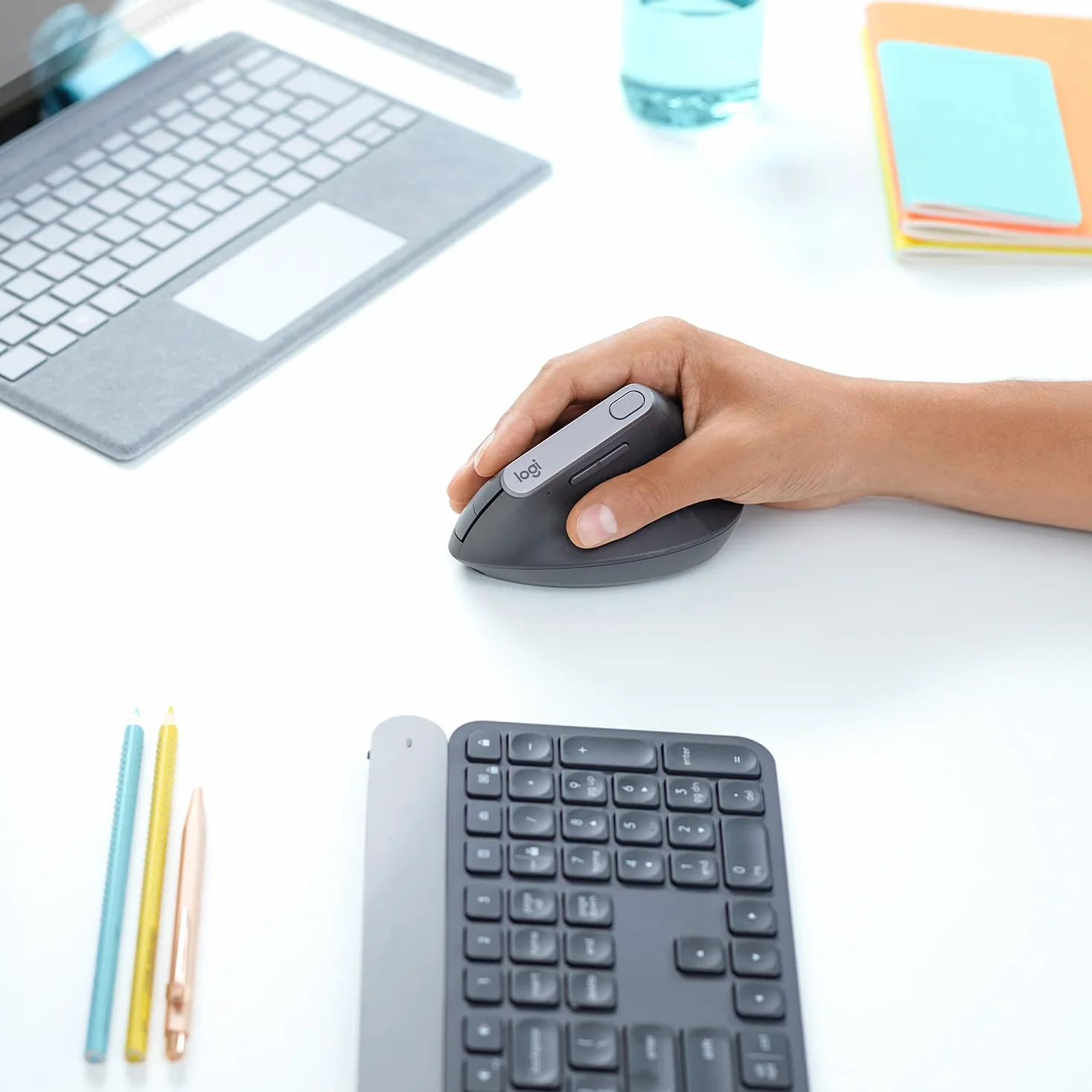 Logitech MX Vertical Ergonomiczna mysz dla wielu urządzeń, bezprzewodowa Bluetooth lub 2,4 GHz z USB Unifying, optyczne śledzenie 4K DPI, 4 przyciski, szybkie ładowanie, PC/Mac/iPad - Czarny