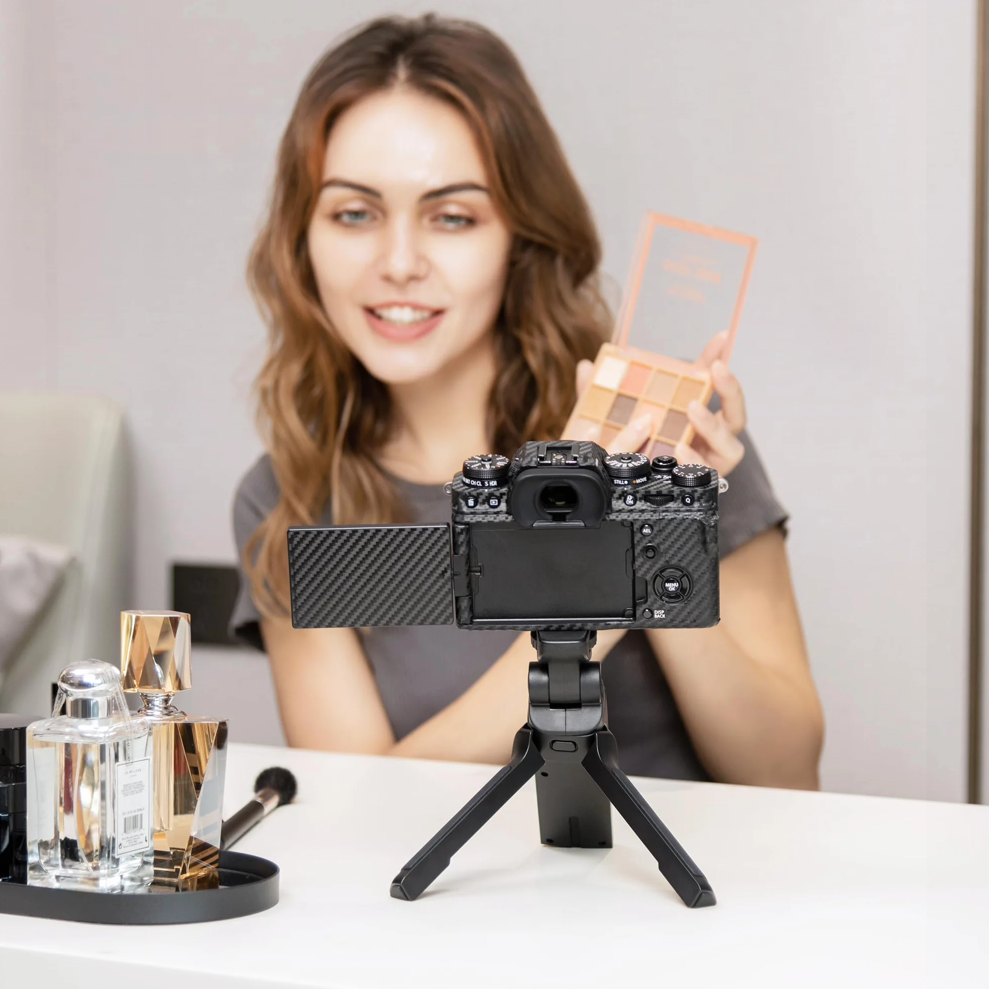 JJC Statyw biurkowy z uchwytem Vlog z pilotem Bluetooth TG-BT1 do Fujifilm X100VI X-S20, X-H2S, X-H2, X-T5, X-T4, X-T3, X-T30 II, X-T30, X-S10 stabilizator wideo kamery