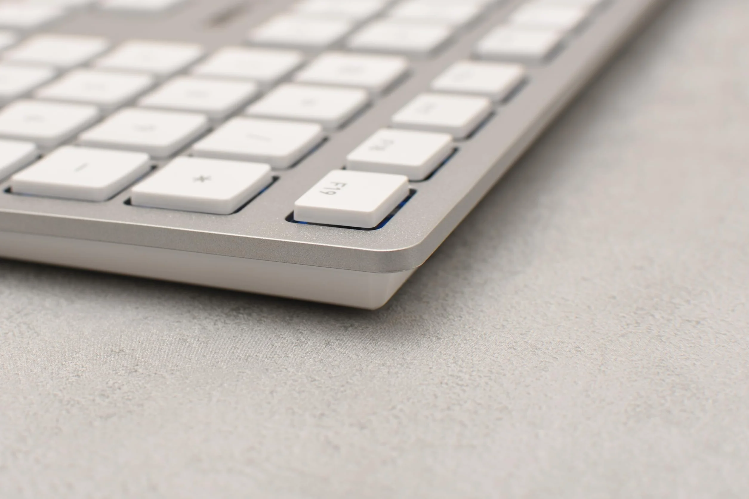CHERRY KC 6000 SLIM FOR MAC, przewodowa klawiatura Mac (złącze USB-A), układ UK (QWERTY), ciche klawisze, płaska konstrukcja, biało-srebrna
