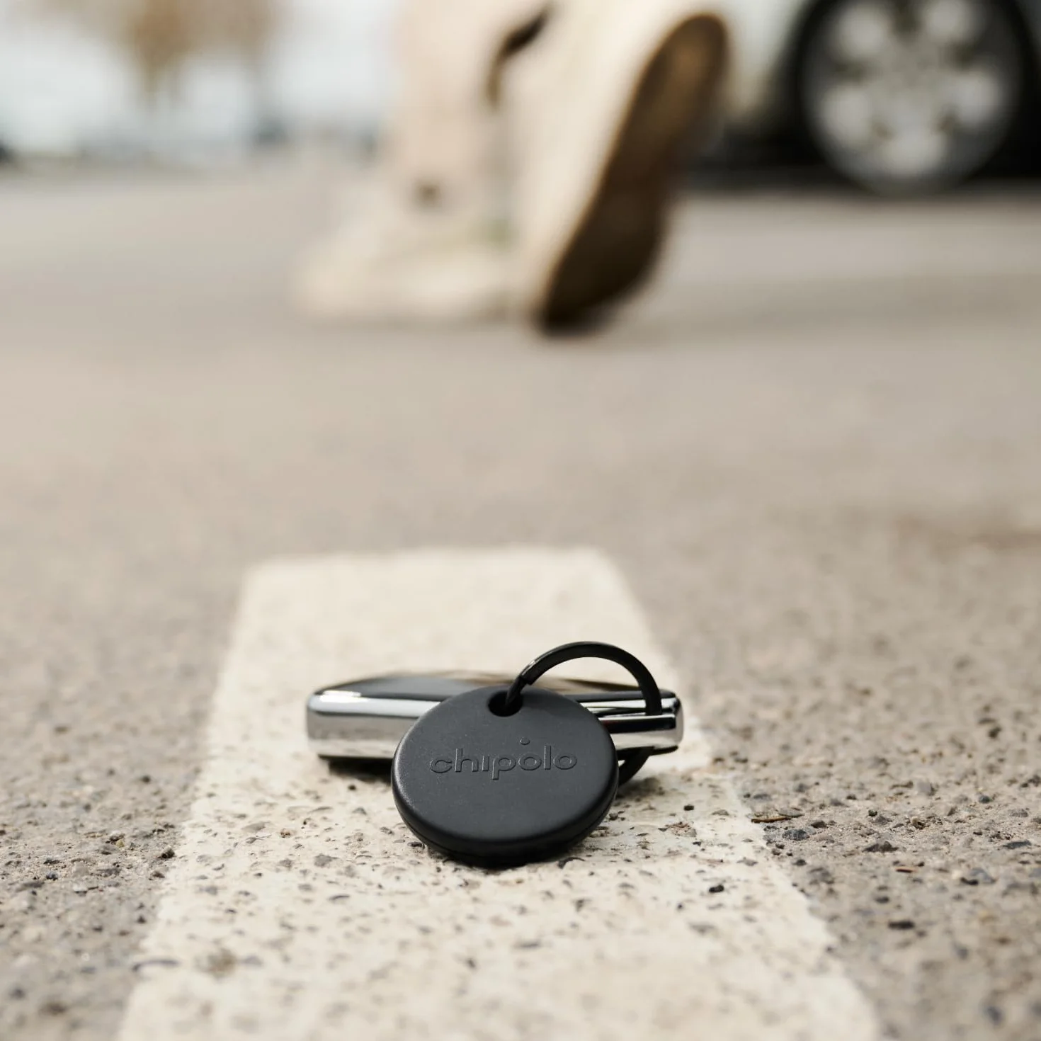 Chipolo POP Tracker Tag, głośny tracker Bluetooth z powiadomieniem o połączeniach telefonicznych i pozostawaniu poza zasięgiem, obsługa Apple Find My lub Google Find My Device (biały)