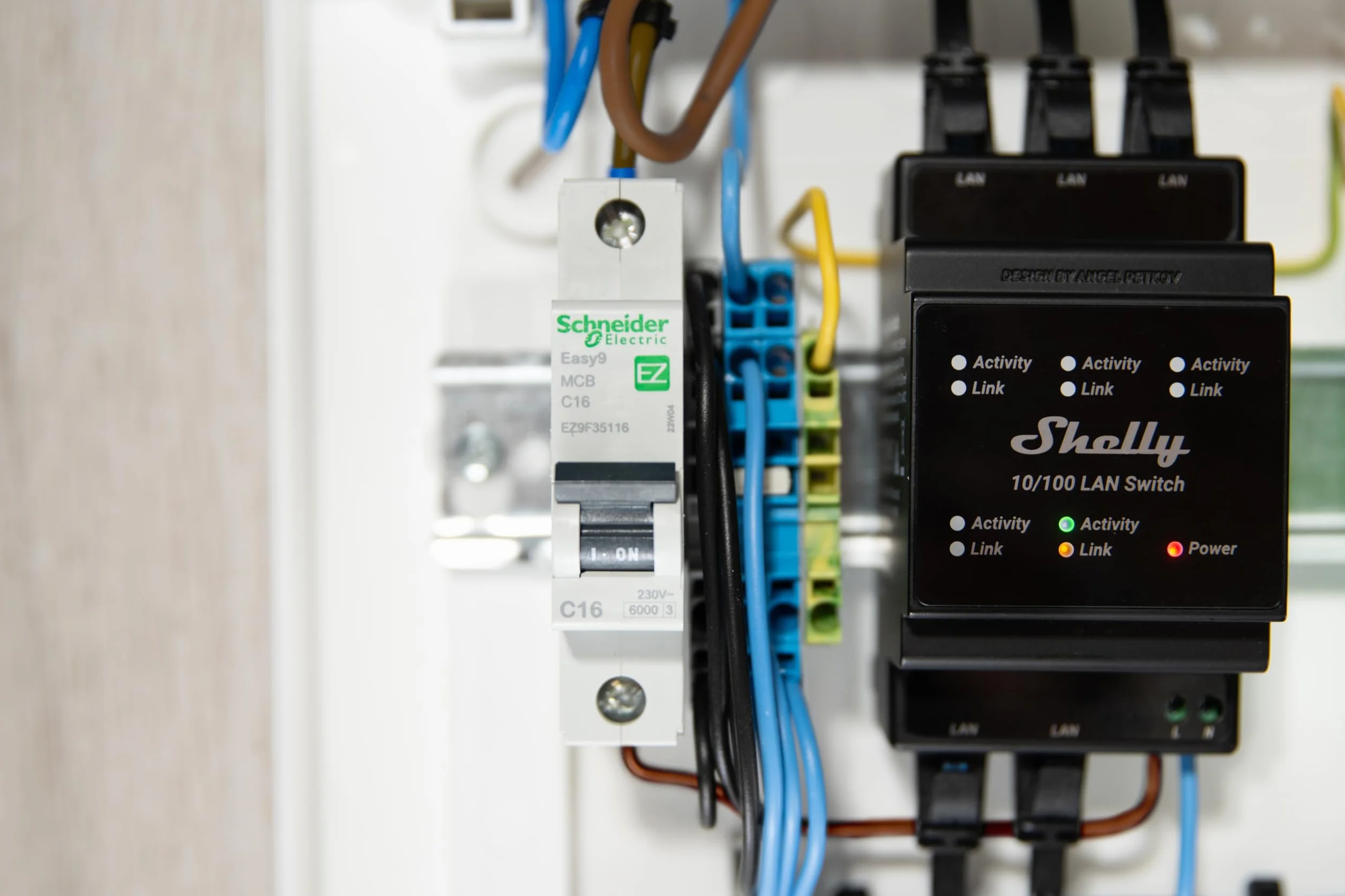 Shelly LAN Switch | 5-Portowy Przełącznik RJ45 10/100 Mbps Fast Ethernet - 110 - 230V | Do Montażu Na Szynie DIN | Bez Wentylatora | Plug & Play | Oszczędność Energii | Nie Wymaga Dodatkowego Adaptera
