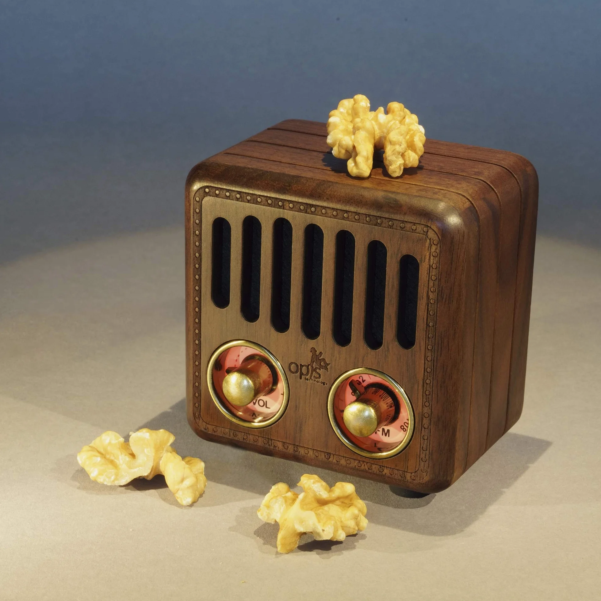 Opis Radio 2 – Mały drewniany głośnik retro bluetooth i radio UHF (orzech włoski)