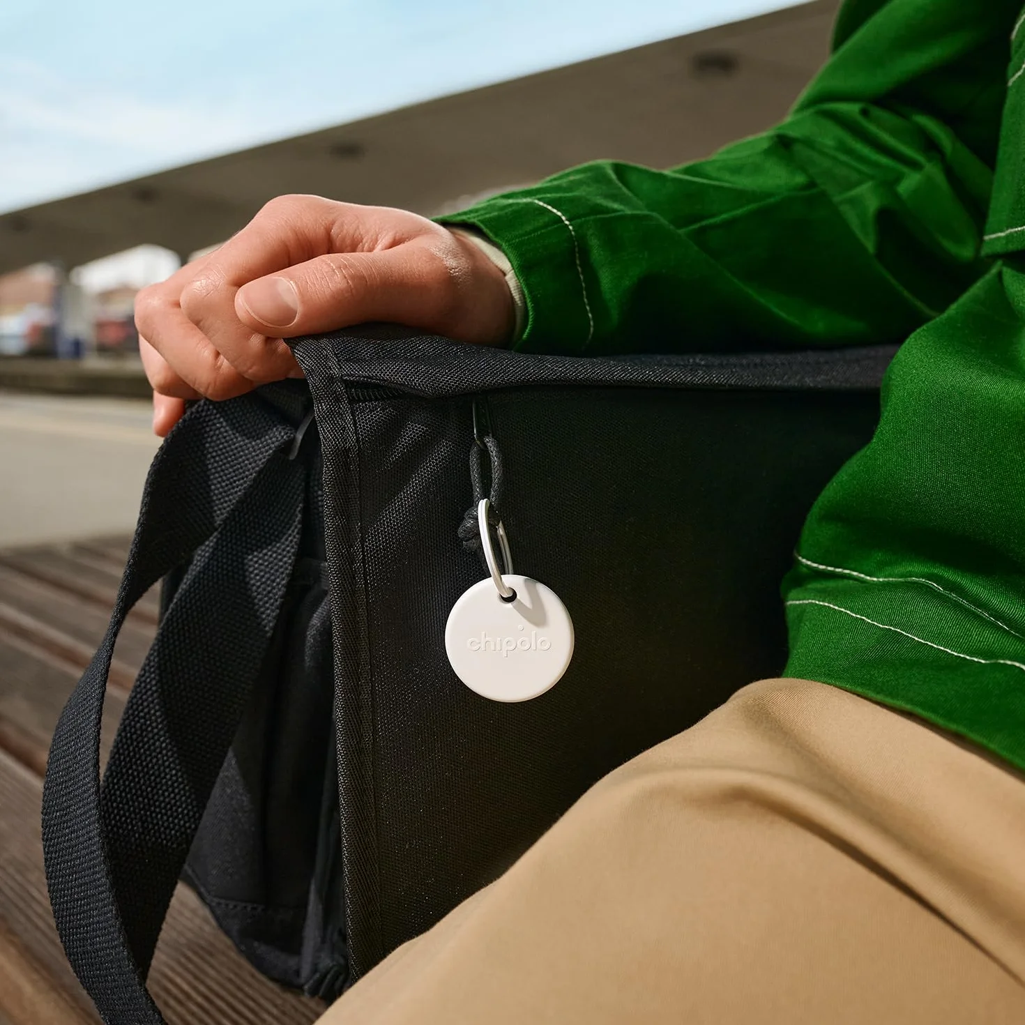 Chipolo POP Tracker Tag, głośny tracker Bluetooth z powiadomieniem o połączeniach telefonicznych i pozostawaniu poza zasięgiem, obsługa Apple Find My lub Google Find My Device (biały)