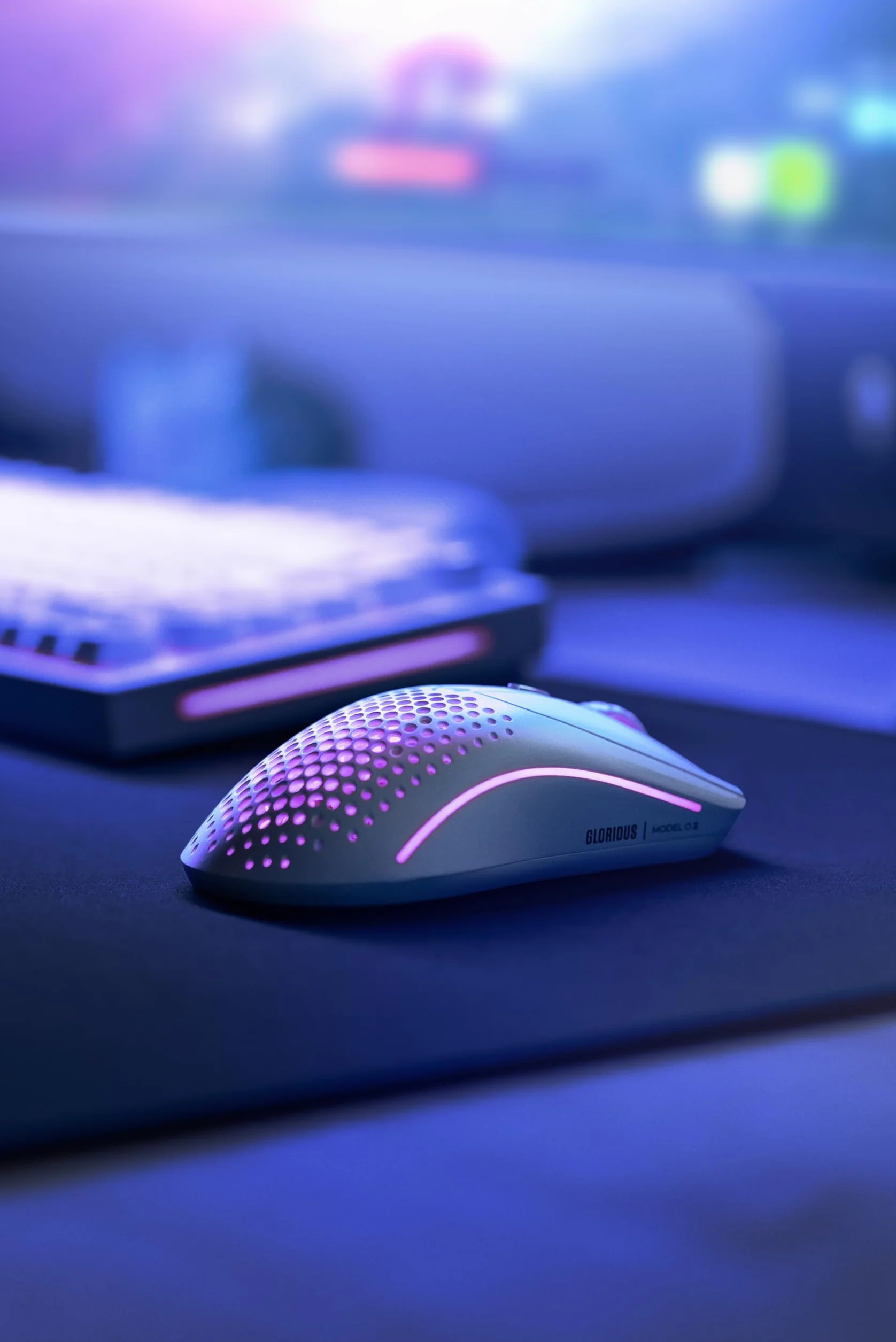 GLORIOUS Gaming Model O 2 Wireless – hybrydowa 2,4 GHz/Bluetooth, długi czas baterii, superlekka (68 g), czujnik BAMF 2,0 26k, RGB, oburęczna, 6 przycisków, ślizgacze – biel