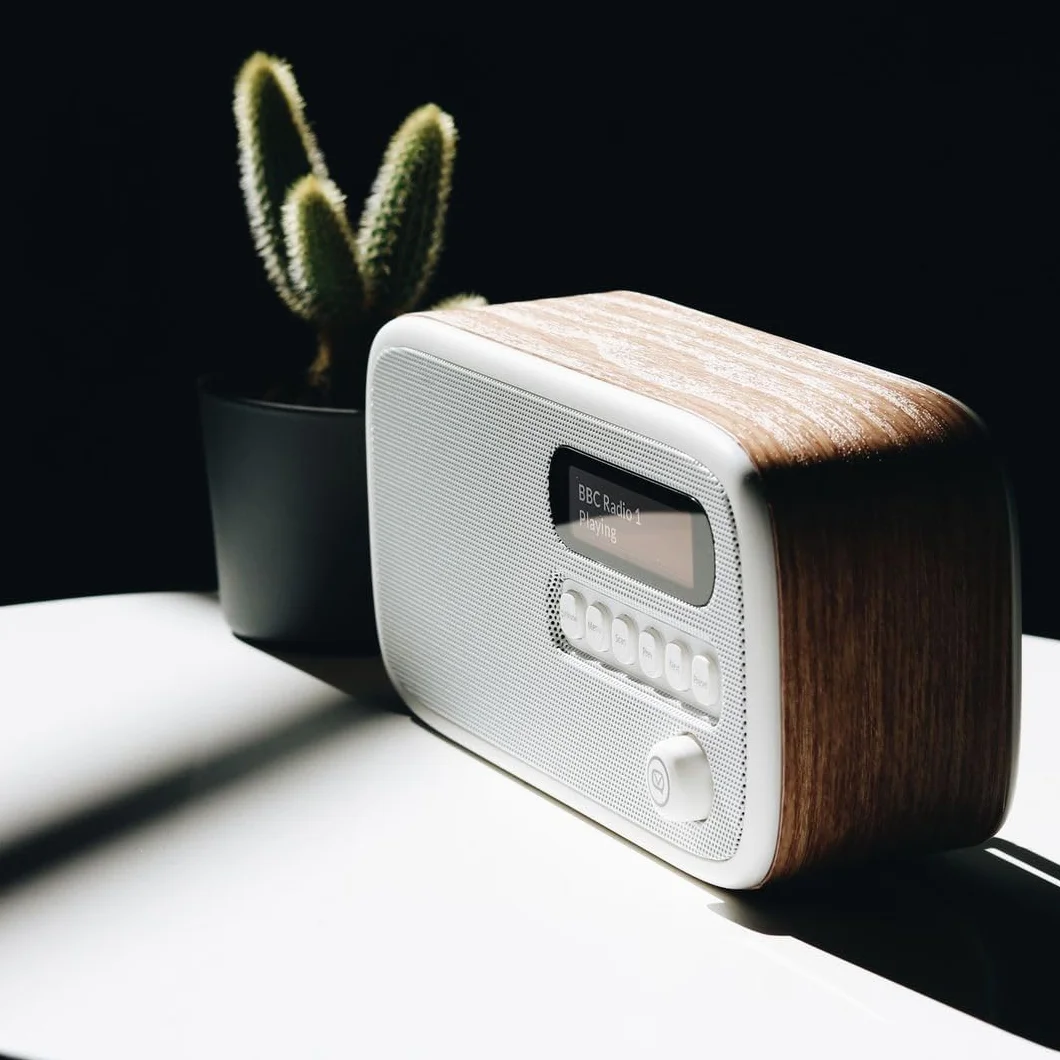 VQ Dexter Radio DAB Plus/DAB z FM, Głośniki Stereo 3W i Wyświetlacz LCD - Zasilane z Prądu i Baterii, Przenośne Radio z 60 Zapamiętanymi Stacjami, Anteną i Gniazdem Słuchawkowym - Dąb