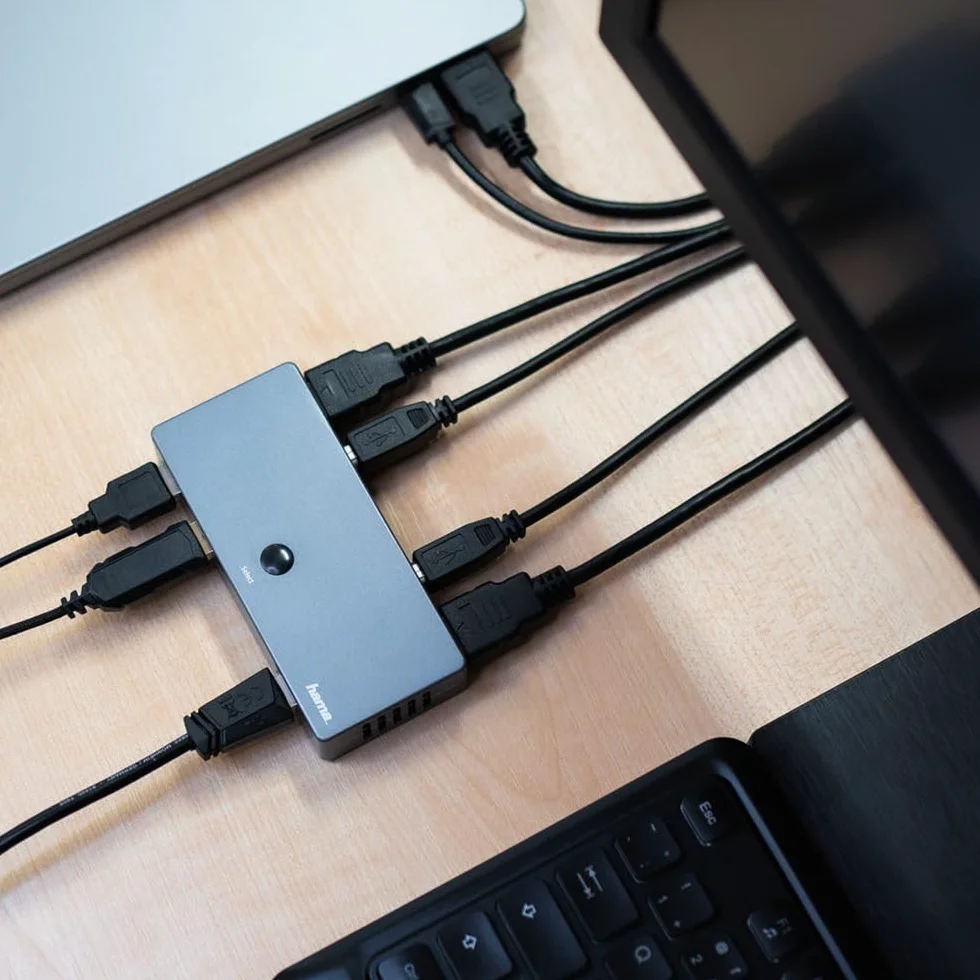 Hama Przełącznik KVM (1x HDMI/High Speed HDMI/max. 4K 30 Hz, 3x USB-A/USB 2.0/max. 480 Mbit/s, zasilanie USB, 4K, 11,4x5x2 cm) srebrny