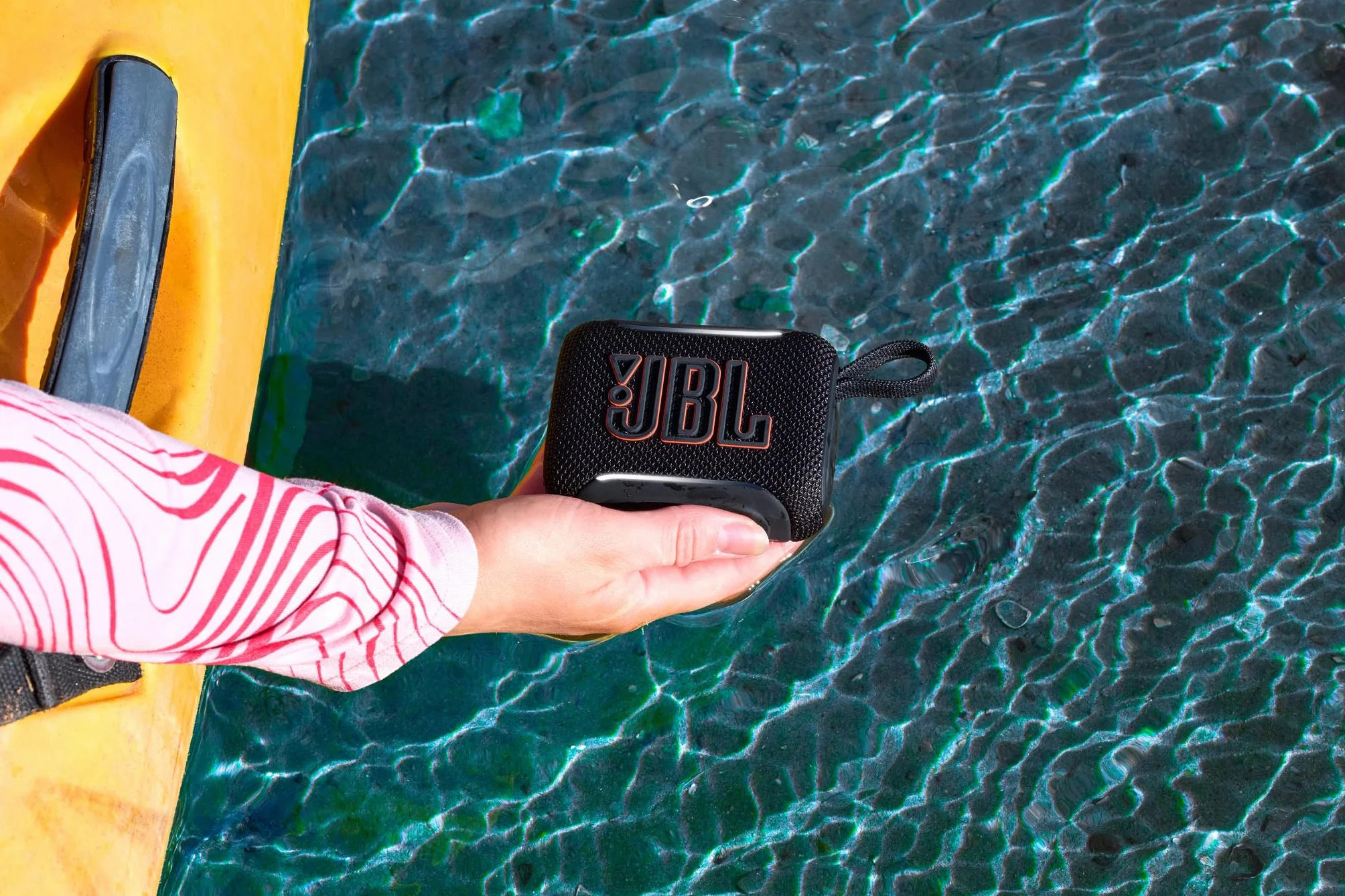 JBL GO 5 Ultra-przenośny głośnik Bluetooth z dużym dźwiękiem JBL Pro i mocnym basem, parowanie AirTouch, wodoodporna konstrukcja i 10-godzinny czas odtwarzania, czarny