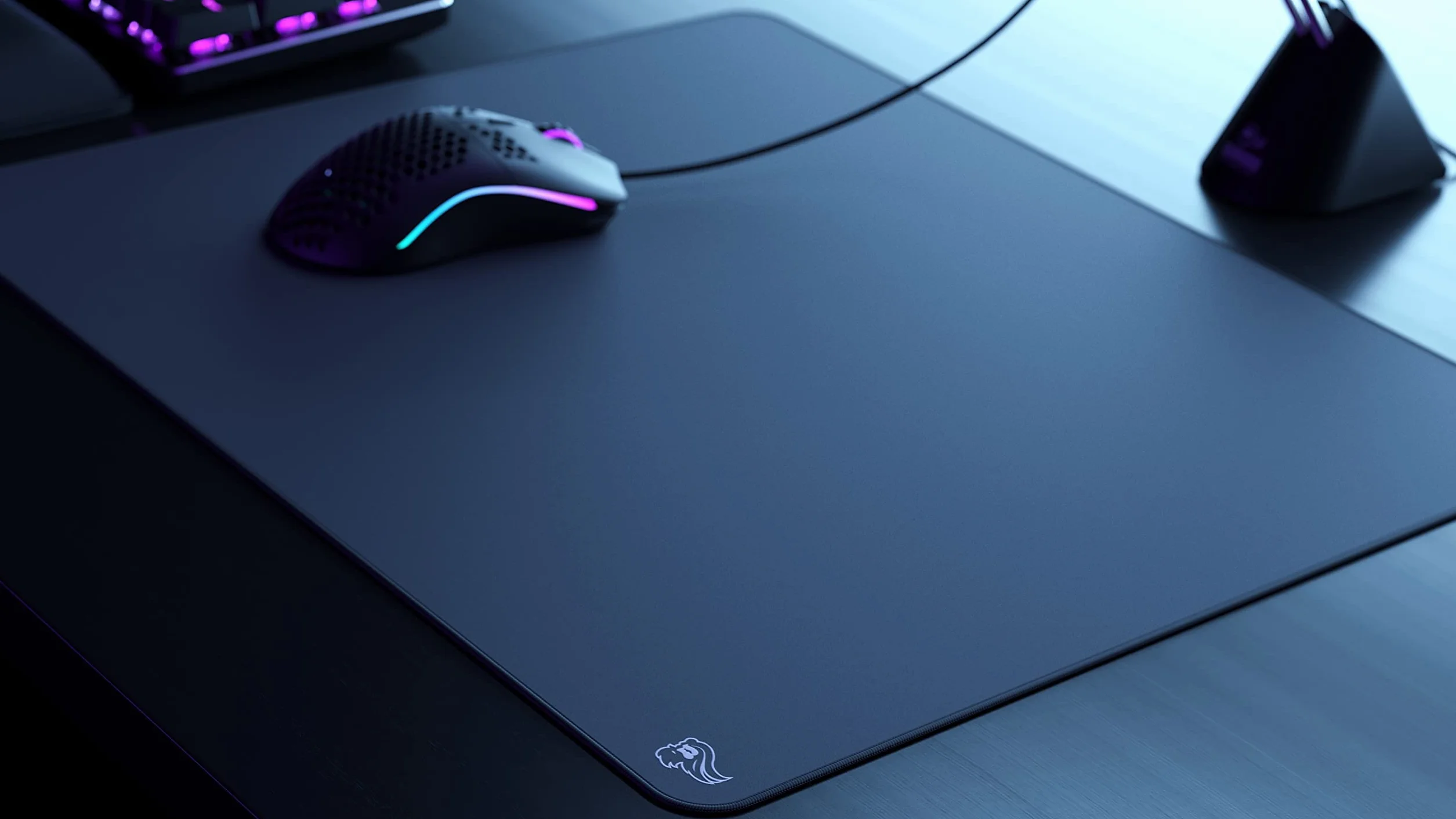 Glorious Gaming podkładka Elements ICE - materiał zawierający szkło zapewniający szybkość i precyzję, szyte krawędzie, antypoślizgowy spód, podkładka zimna w dotyku, ICE (430x380x3 mm) – czerń