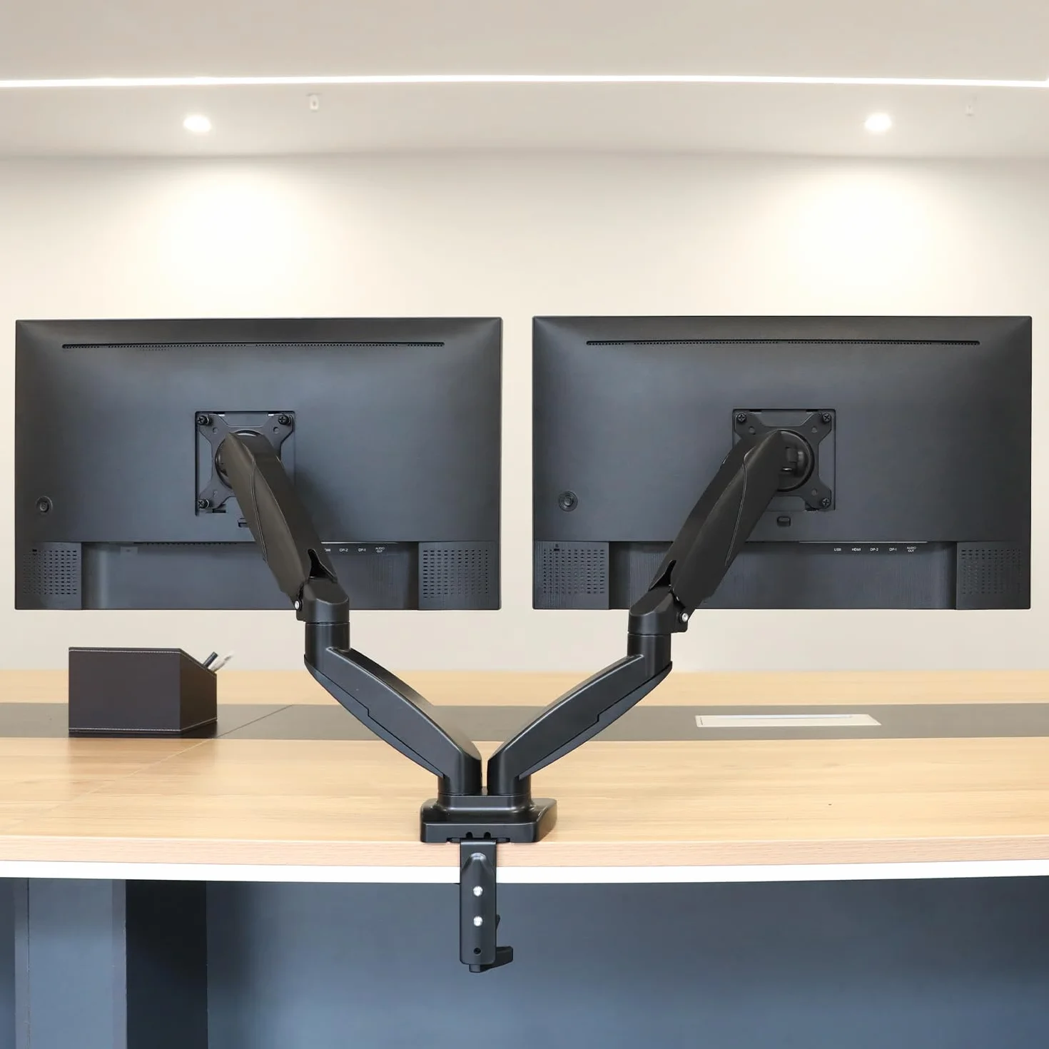 Amazon Basics Uchwyt Biurkowy na Dwa Monitory Komputerowe, Ramię Monitora ze Sprężyną Gazową, Regulacja, do Monitorów o Przekątnej do 27 Cali (68,6 cm), Czarny