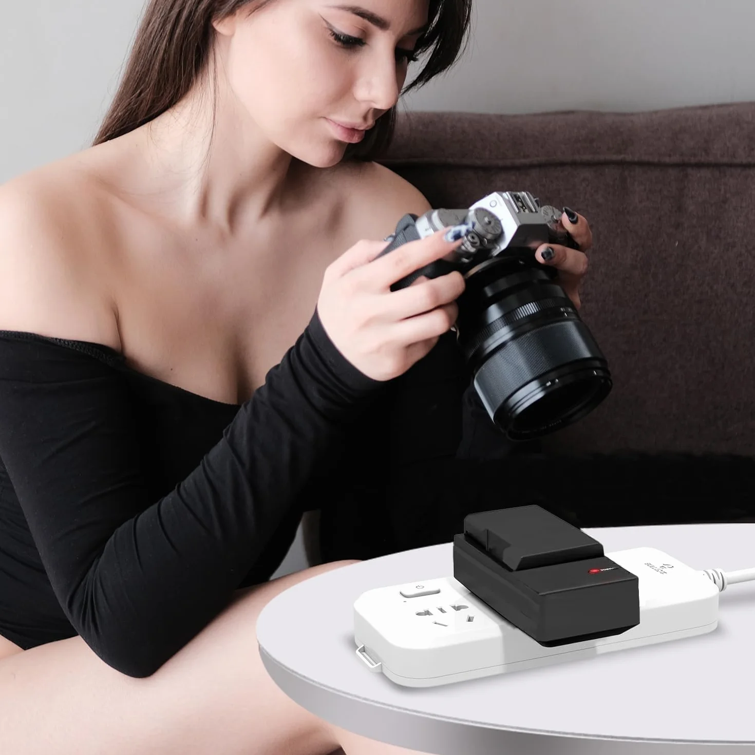 Ładowarka do akumulatorów kompatybilna z Leica D-Lux 8. Uniwersalne napięcie (100-240 V), przenośna kompaktowa konstrukcja, wtyczka z klapką (w zestawie ładowarka samochodowa)
