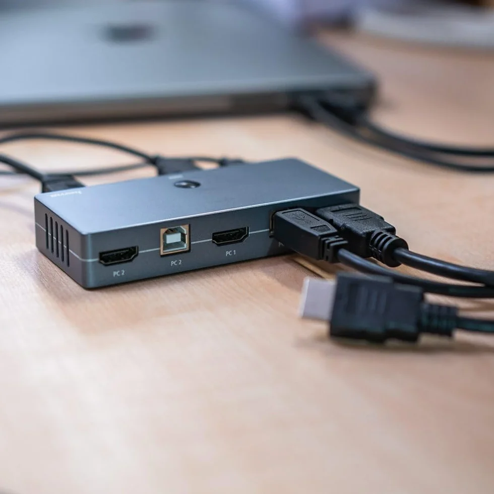 Hama Przełącznik KVM (1x HDMI/High Speed HDMI/max. 4K 30 Hz, 3x USB-A/USB 2.0/max. 480 Mbit/s, zasilanie USB, 4K, 11,4x5x2 cm) srebrny