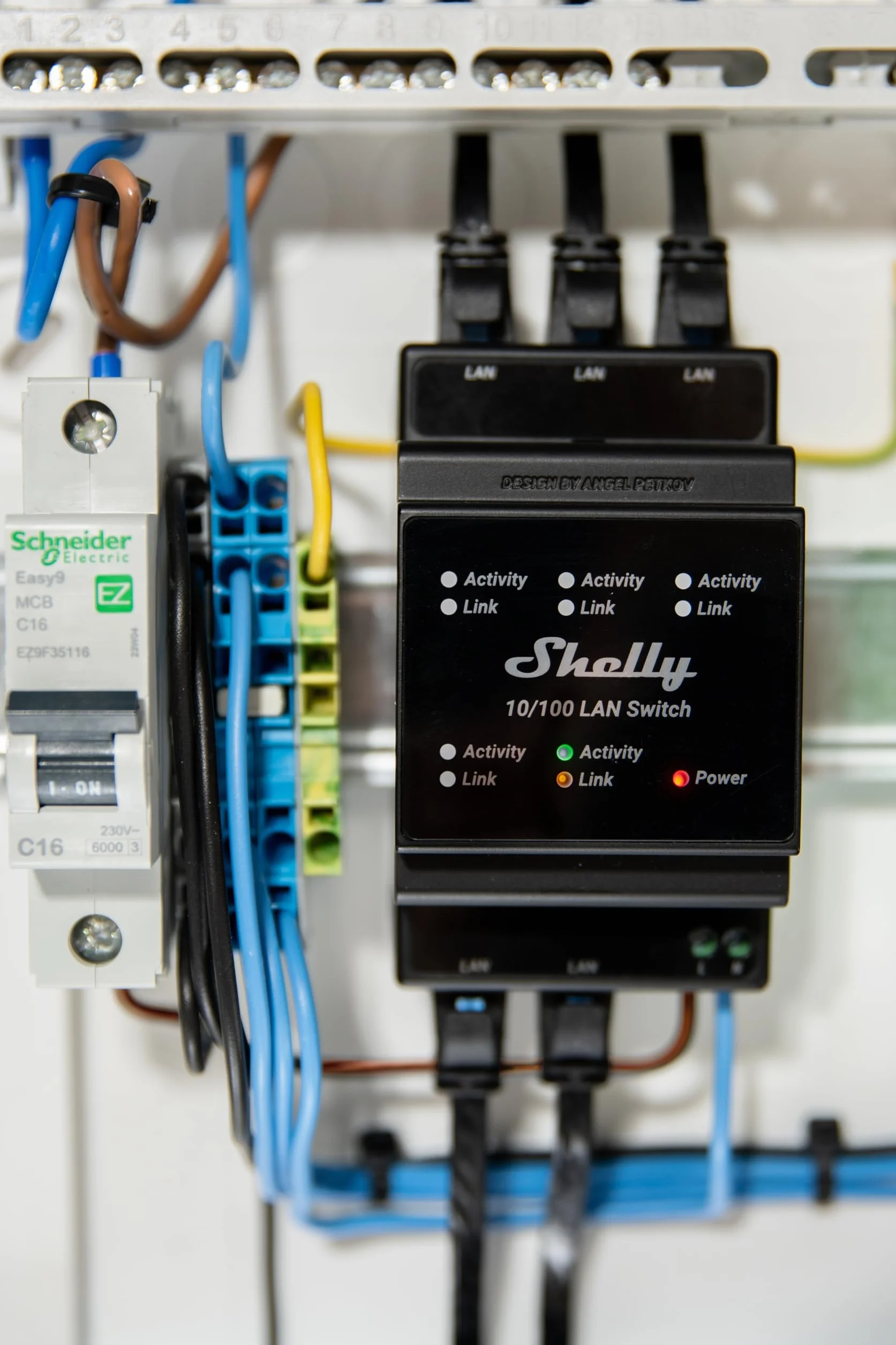 Shelly LAN Switch | 5-Portowy Przełącznik RJ45 10/100 Mbps Fast Ethernet - 110 - 230V | Do Montażu Na Szynie DIN | Bez Wentylatora | Plug & Play | Oszczędność Energii | Nie Wymaga Dodatkowego Adaptera
