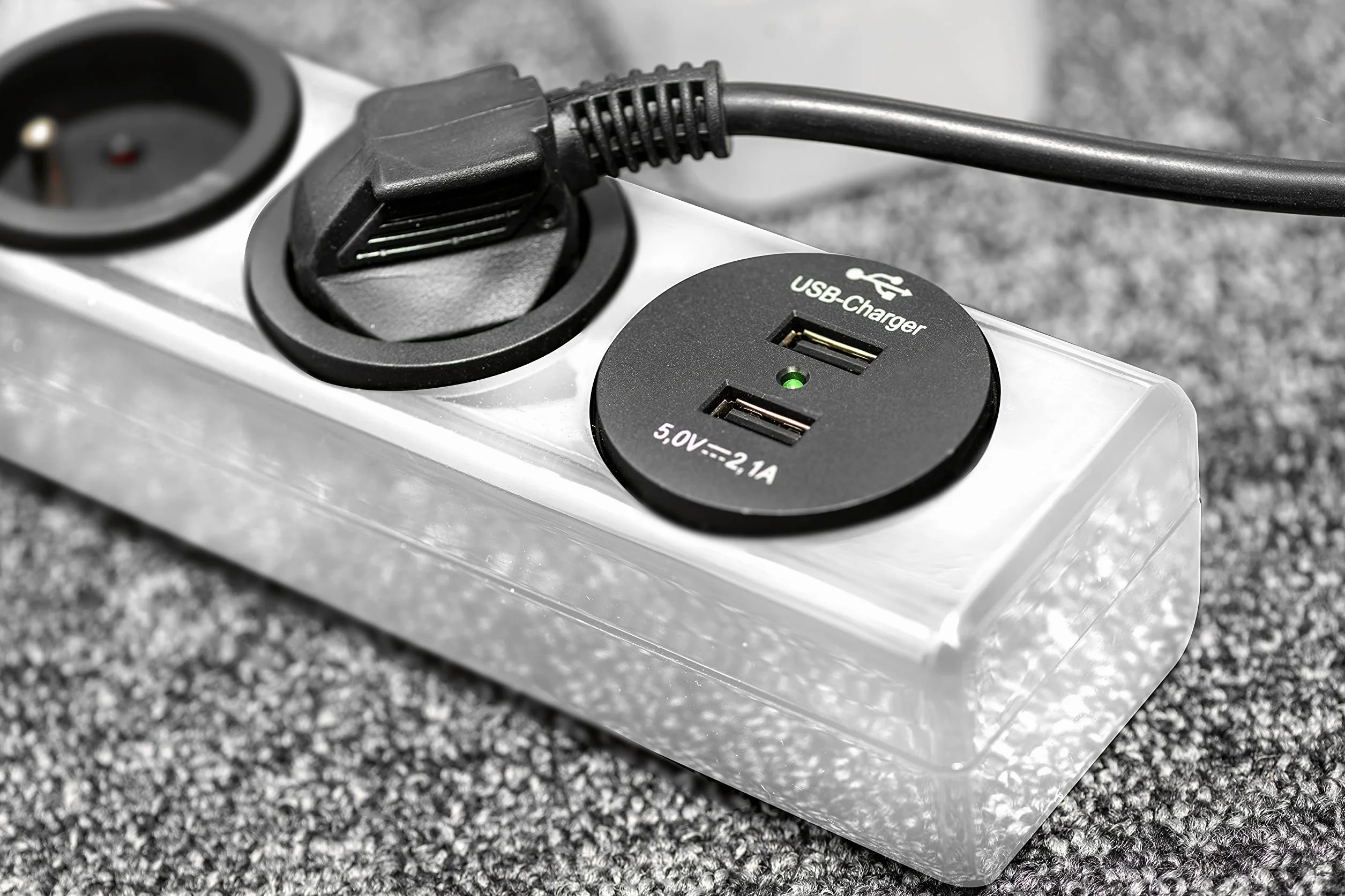 Brennenstuhl Listwa zasilająca Hugo! biała, 3 gniazda + 2 gniazda USB, z ochroną przeciwprzepięciową i kablem 2 m (19,500 A)