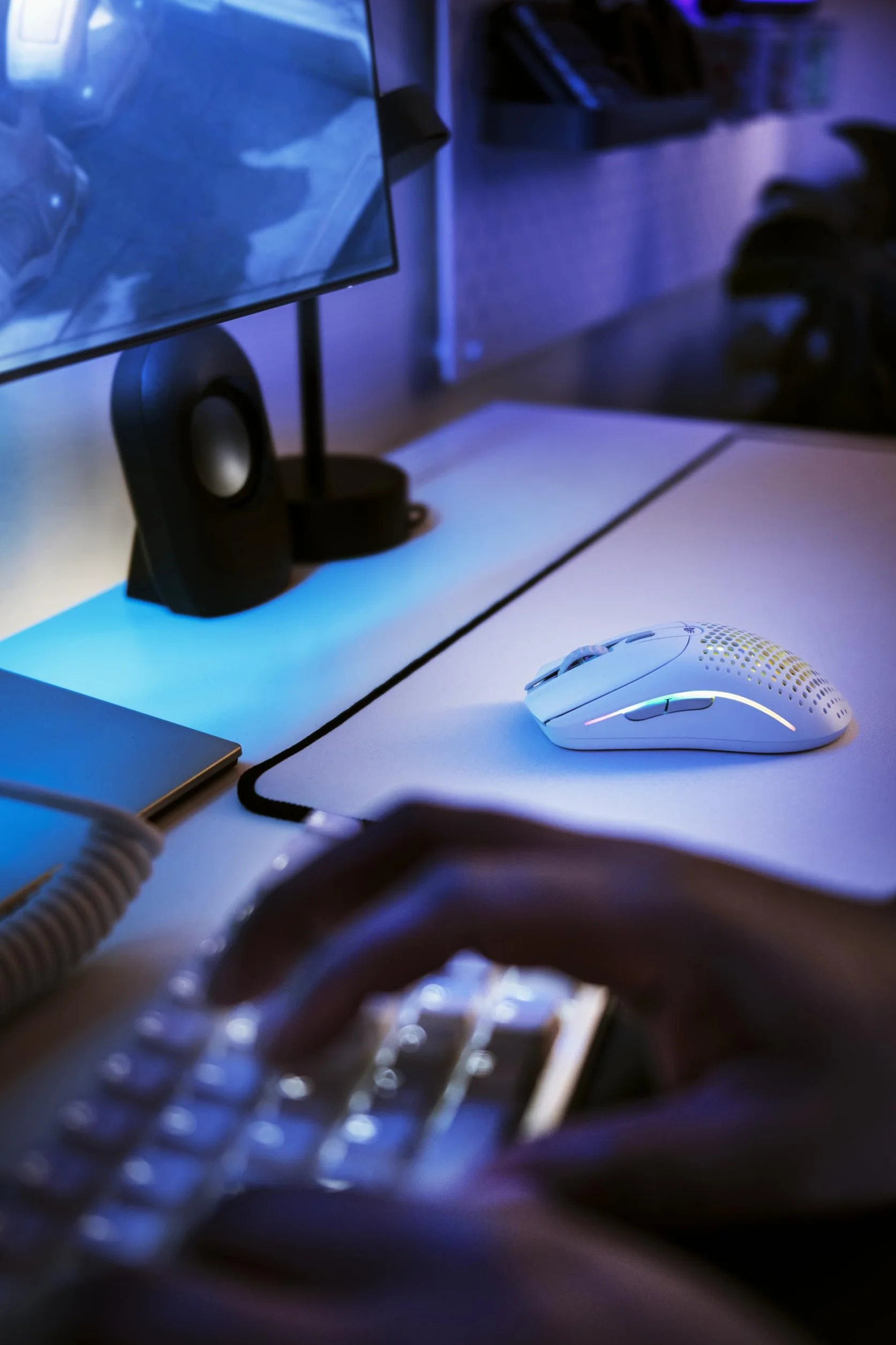 GLORIOUS Gaming Model O 2 Wireless – hybrydowa 2,4 GHz/Bluetooth, długi czas baterii, superlekka (68 g), czujnik BAMF 2,0 26k, RGB, oburęczna, 6 przycisków, ślizgacze – biel