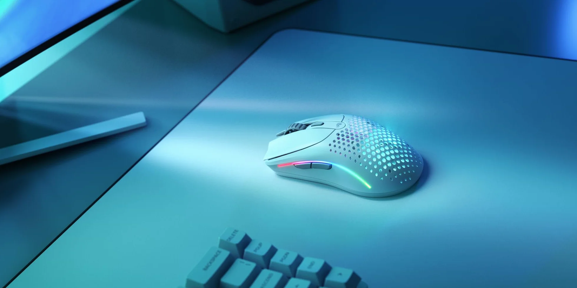 GLORIOUS Gaming Model O 2 Wireless – hybrydowa 2,4 GHz/Bluetooth, długi czas baterii, superlekka (68 g), czujnik BAMF 2,0 26k, RGB, oburęczna, 6 przycisków, ślizgacze – biel