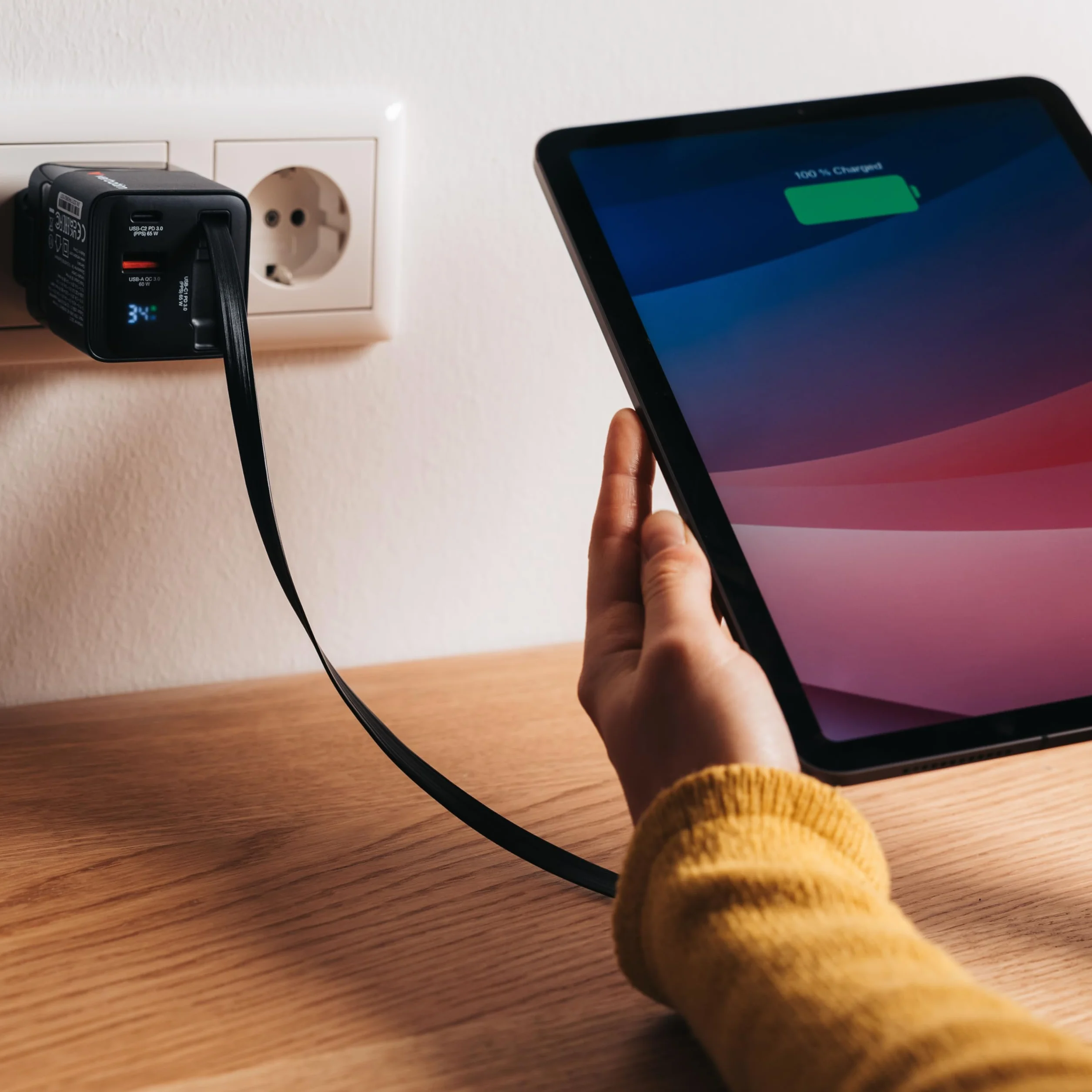 Verbatim GaN Charger 65 W Ładowarka USB-C 2-portowa z Wyciąganym Kablem USB-C i USB-A