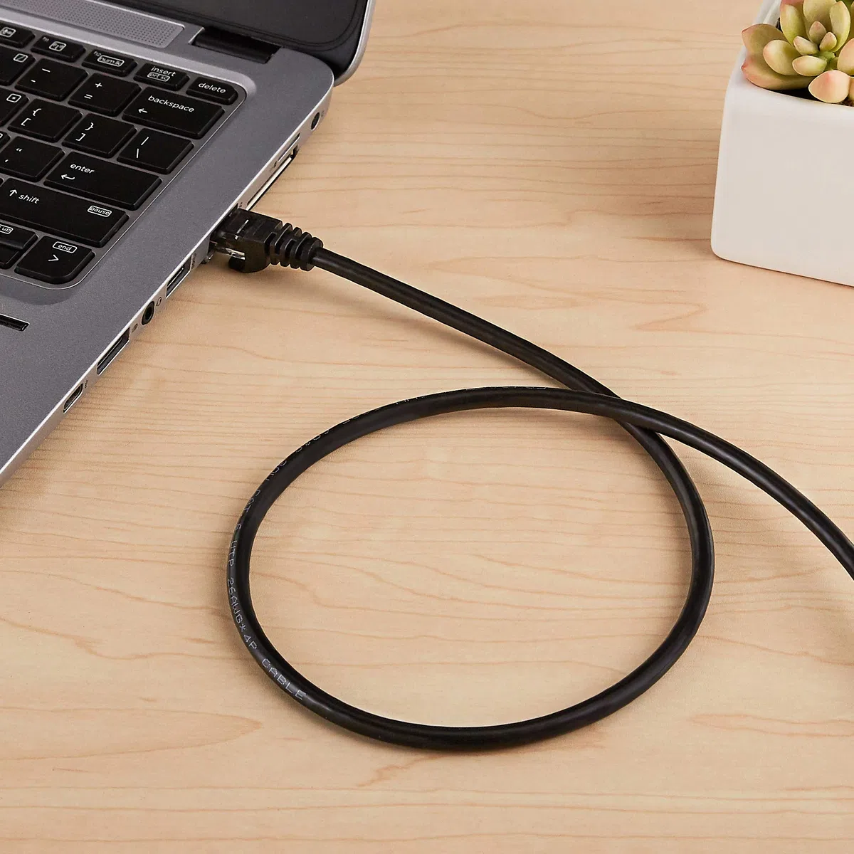 Amazon Basics – kabel internetowy RJ45 Cat-6 Gigabit Ethernet, 3 m, czarny.