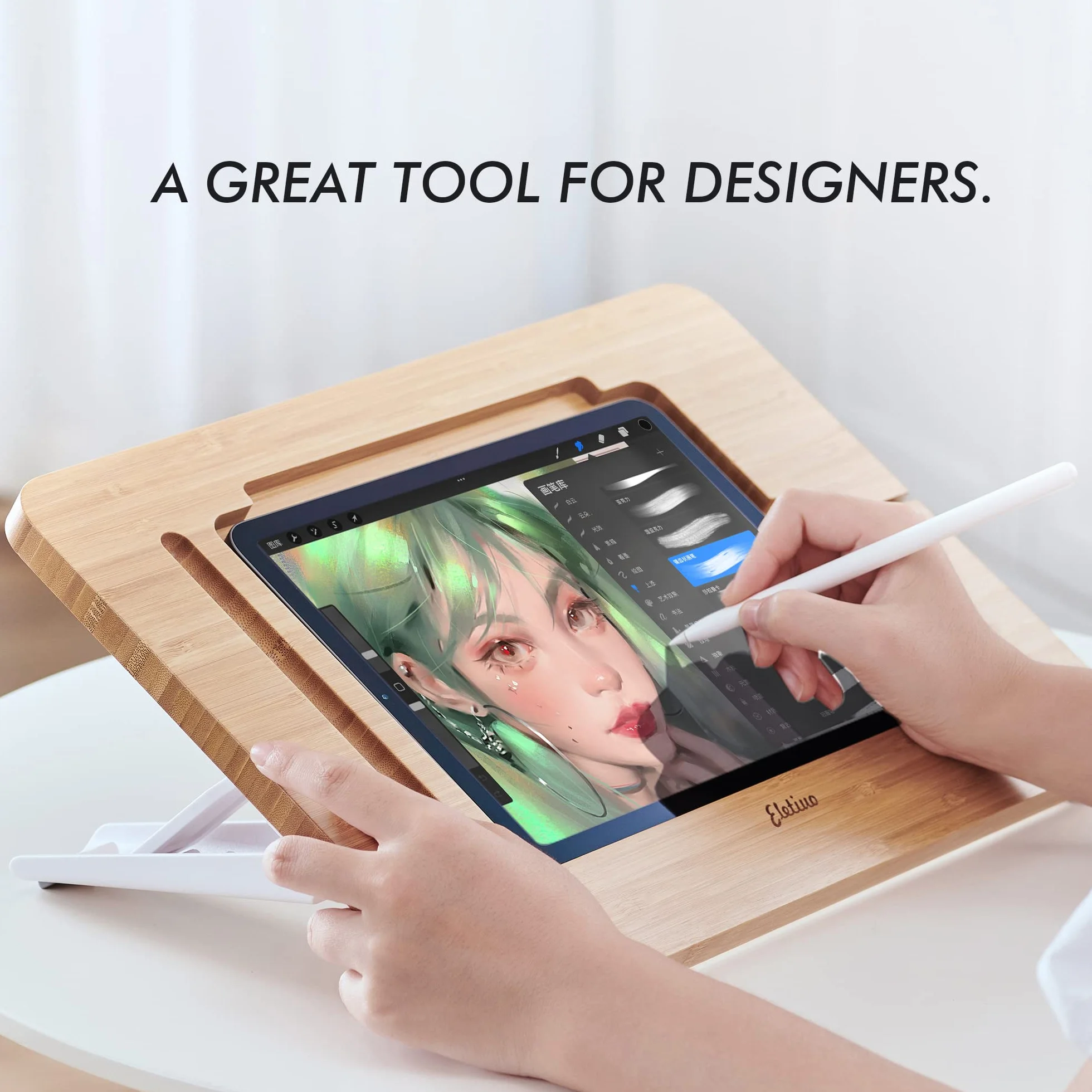 ELETIUO Ulepszony bambusowy drewniany uchwyt na iPada z gniazdem na ołówek i ładowarkę, regulowany pulpit na tablet, składany przenośny stojak, kompatybilny z iPadem Pro 32.8 cm / 4. / 5. generacji