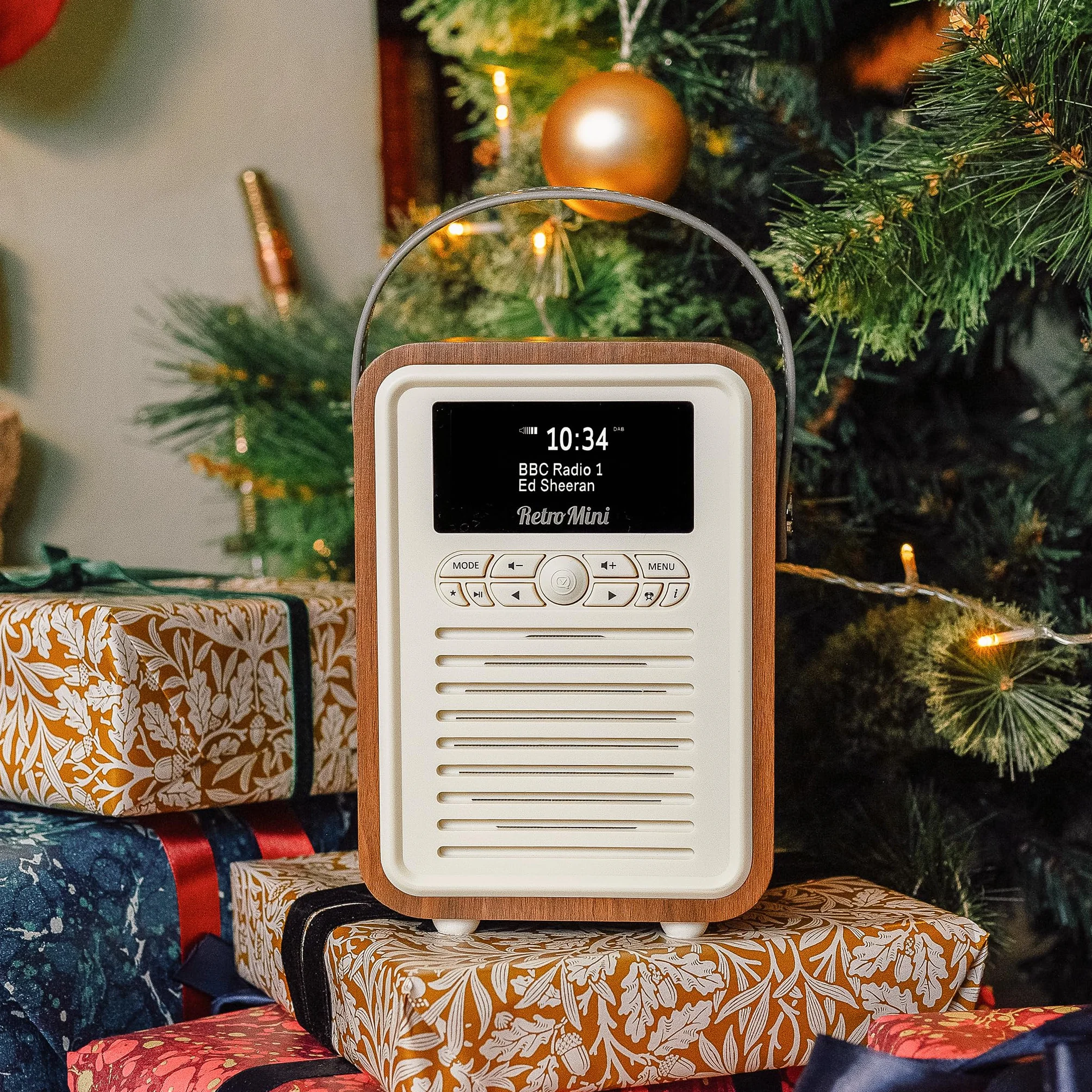 VQ Retro Mini DAB Plus/DAB Radio z Bluetooth, FM i Funkcją Budzika - Zasilane z Sieci i Baterii Przenośne Radio z Anteną, Gniazdkiem Słuchawkowym i Portem USB do Ładowania - Orzech