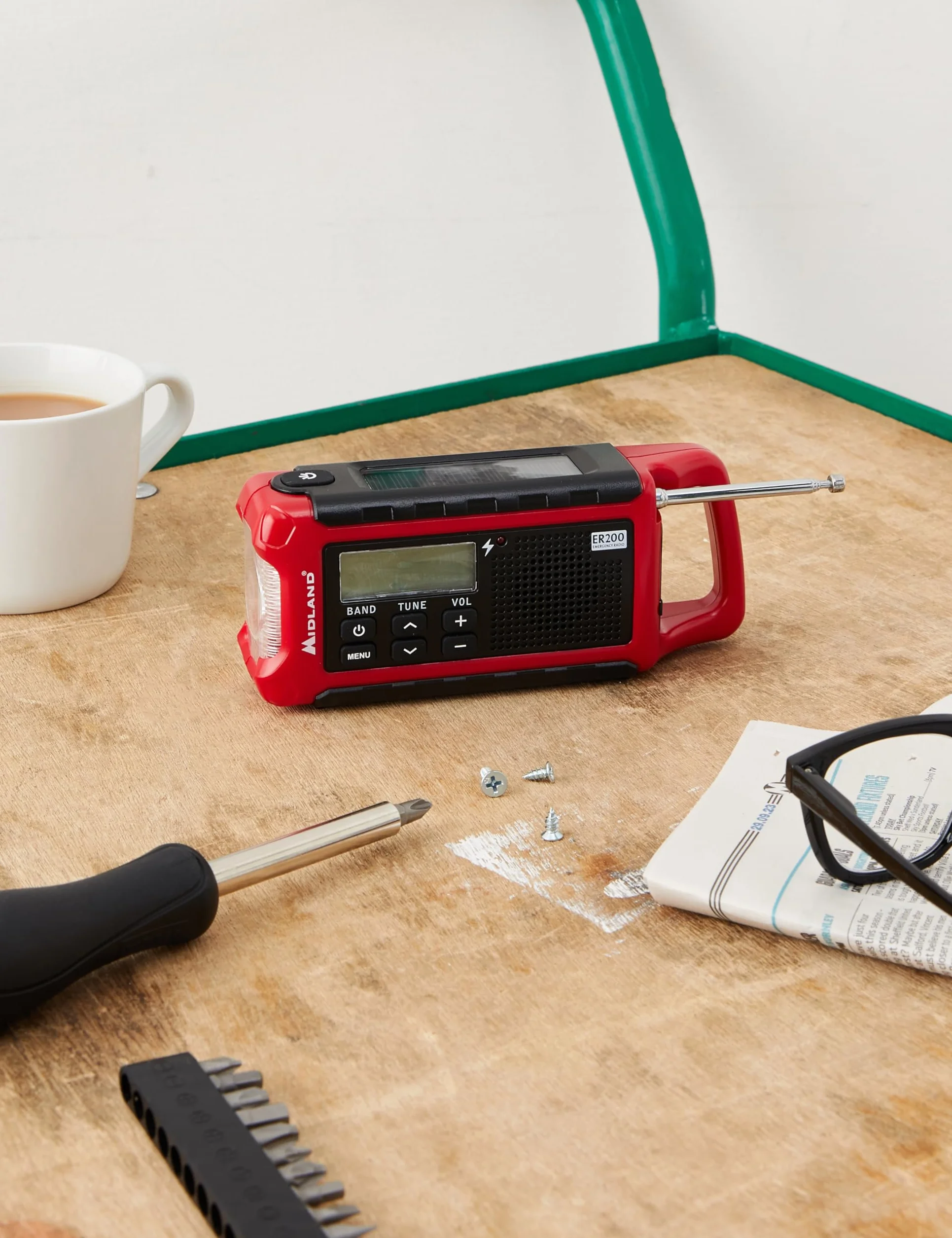 Midland ER200 Wielofunkcyjne Przenośne Radio Nakręcane, Awaryjny Powerbank 2200 mAh, Latarka LED, Solarna, Korba Ręczna, AM/FM USB, Akumulatory i Kabel USB