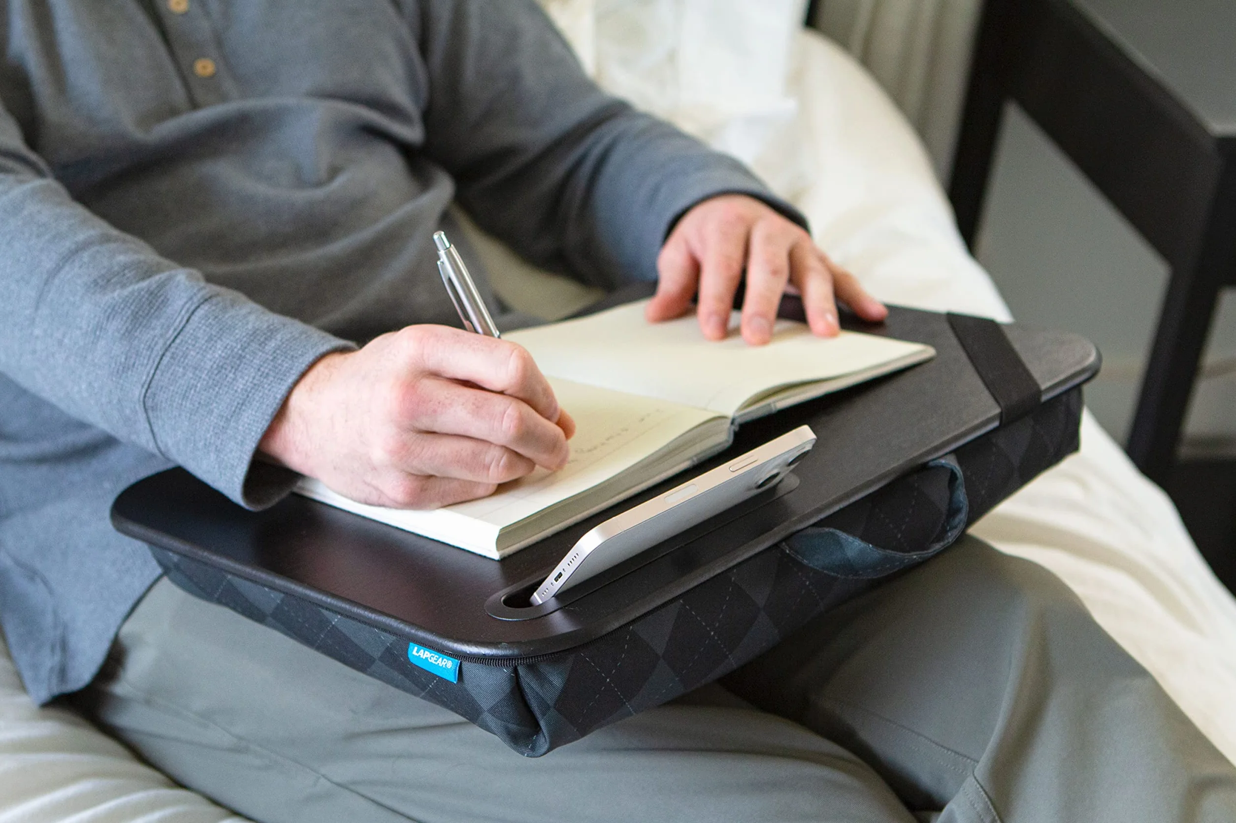 LapGear Designerskie biurko na kolana z uchwytem na telefon i półką urządzenia - szary argyle - pasuje do laptopów o przekątnej do 15,6 cala - styl nr 45438