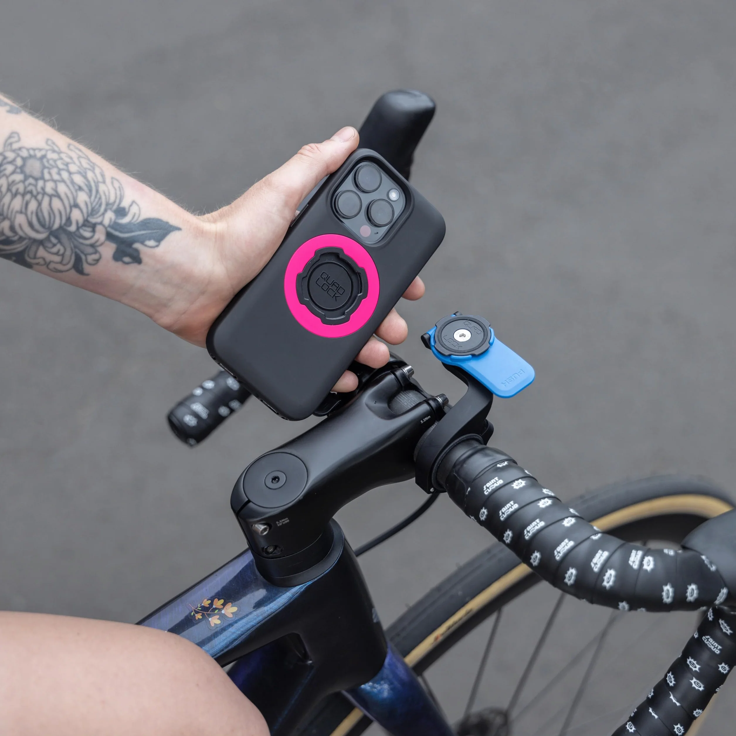 Quad Lock Przednia kierownica rowerowa uchwyt na telefon (V3) z etui na telefon MAG do iPhone 17 Pro