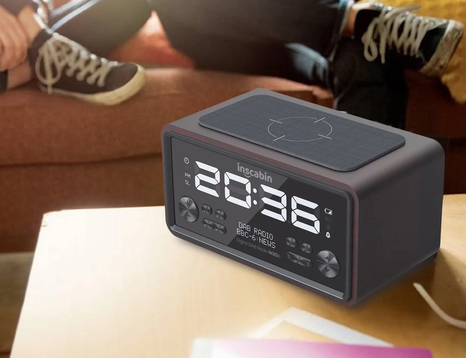 DAB/DAB+ FM cyfrowy radiobudzik z bezprzewodowym ładowaniem Bluetooth, czarny orzech