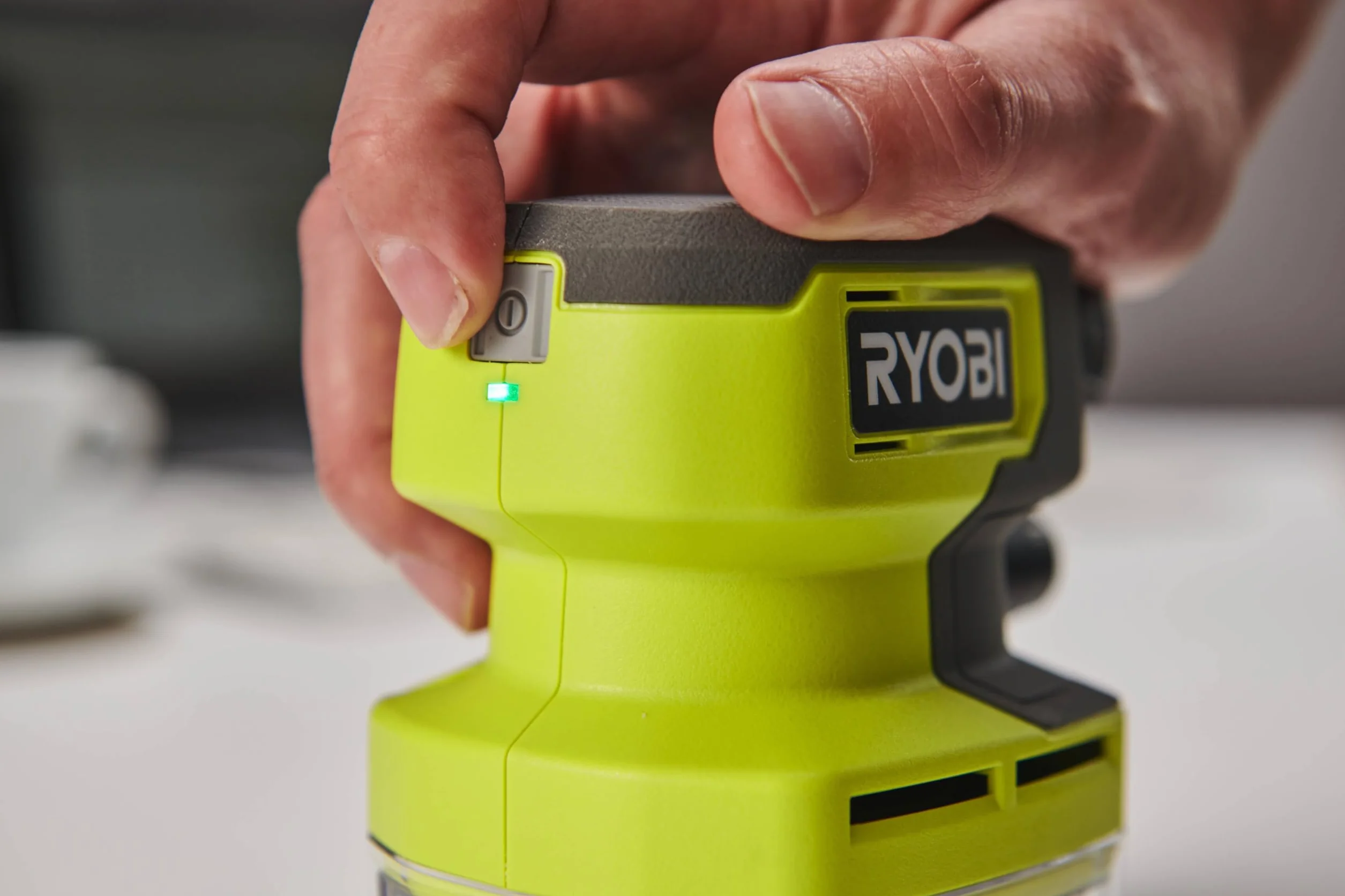 RYOBI Mini odkurzacz akumulatorowy 4 V USB RDV4-0, przepływ powietrza 142 l/min, bez akumulatora i ładowarki