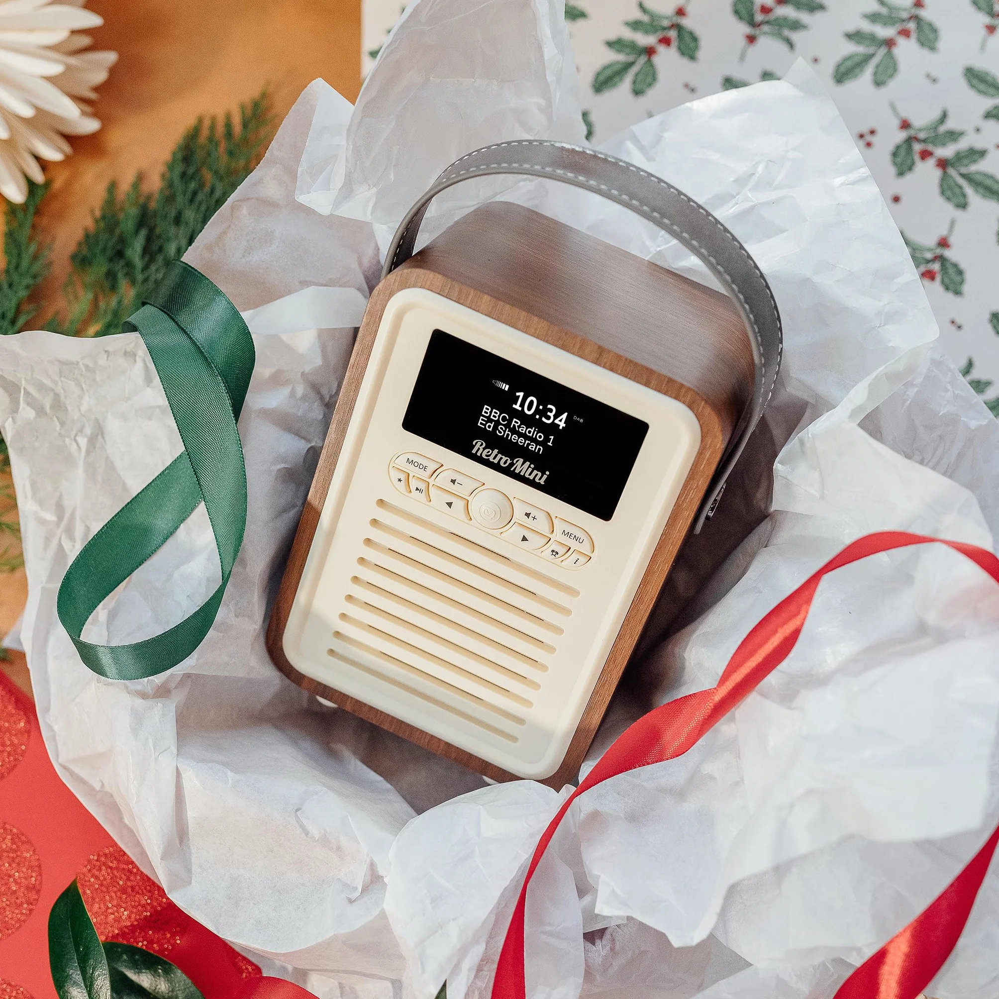 VQ Retro Mini DAB Plus/DAB Radio z Bluetooth, FM i Funkcją Budzika - Zasilane z Sieci i Baterii Przenośne Radio z Anteną, Gniazdkiem Słuchawkowym i Portem USB do Ładowania - Orzech