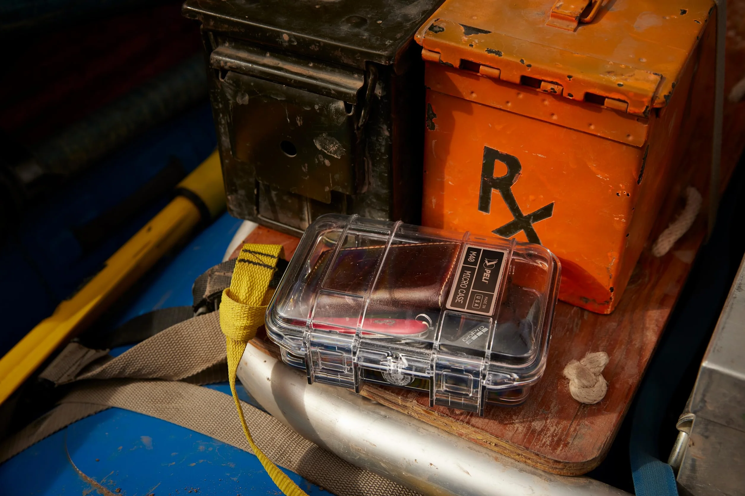 PELI M40 Micro Case - Mala Walizka Ochronna; Ochrony dla Cennego Sprzetu, i Narzedzia Kompaktowe; Wodoodporna, Pyloszczelna i Odporna na Zgniecenie; Pojemnosc 1L; CZARNY/PRZEZROCZYSTY